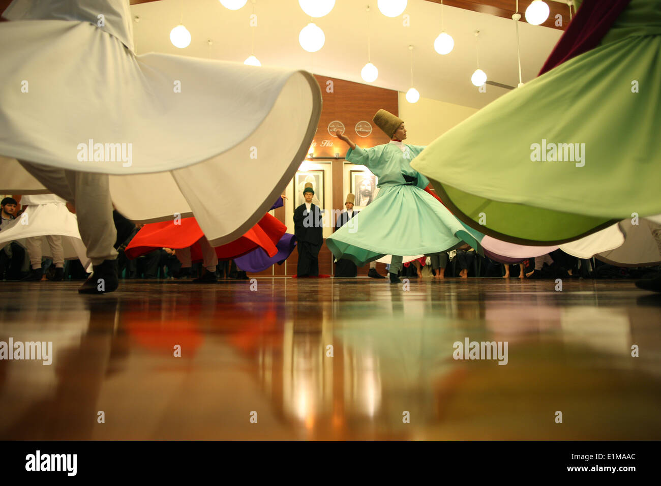 Tanzender Derwisch-Leistung in Silvrikapi Meylana Kulturzentrum Stockfoto
