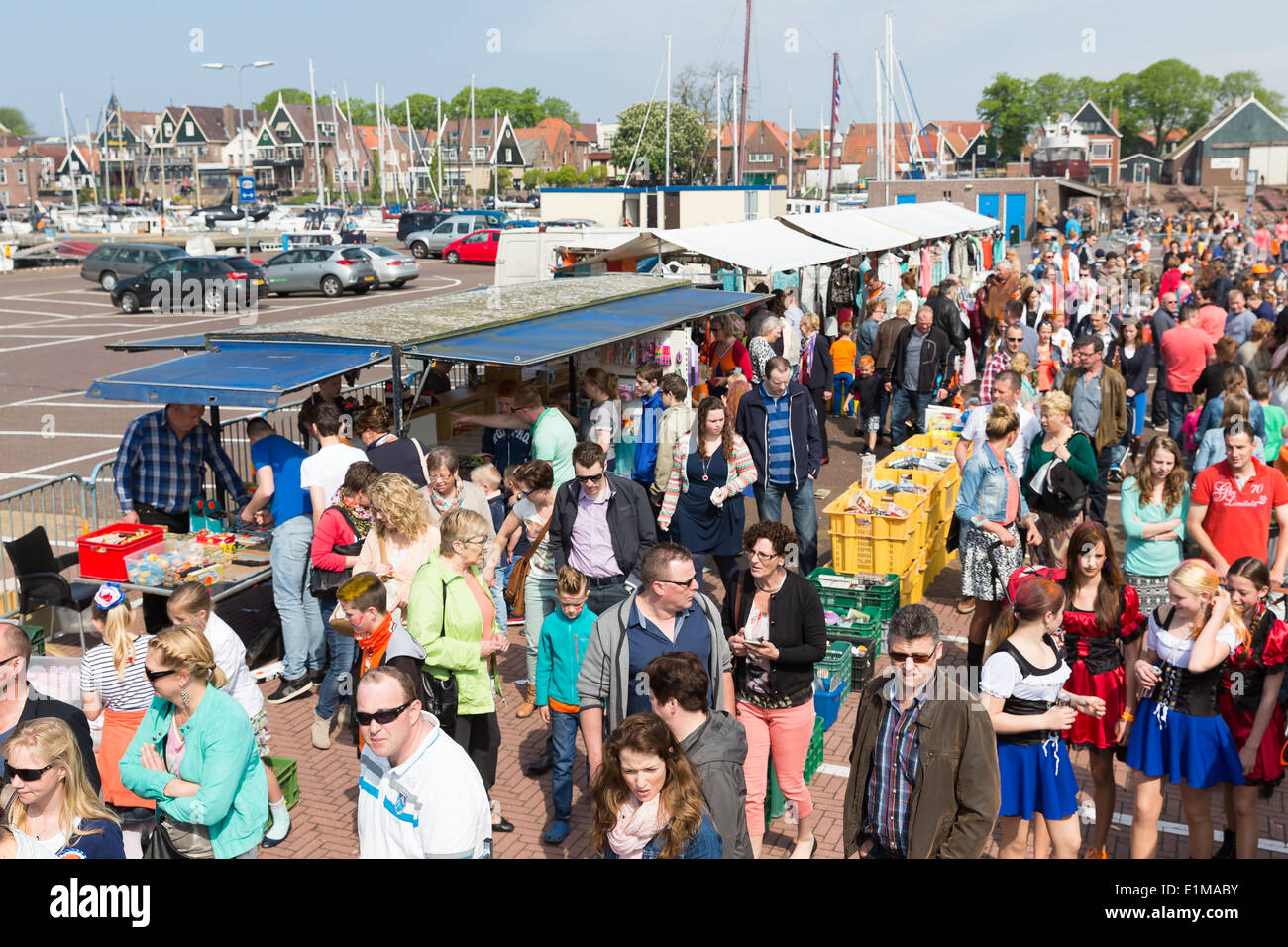 URK, Niederlande - 26 APR: Unbekannte Besucher einen Tarif am Nationalfeiertag am Hafen von Urk am 26. April 2014, die Stockfoto