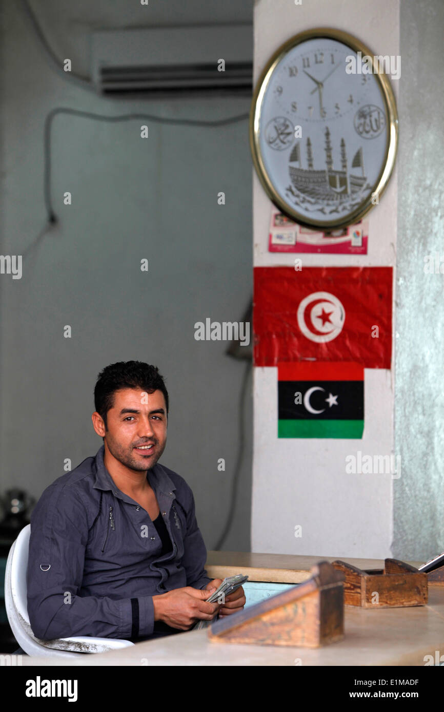 Geldwechsler in der tunesischen Stadt nahe der libyschen Grenze Stockfoto