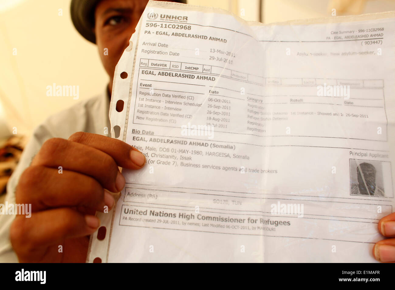 Asylbewerber, die Registrierung im Flüchtlingslager Choucha zeigen. ECHTLICHE Abdelrashid Ahmad ist ein Somali, die behauptet, er verfolgte becau Stockfoto