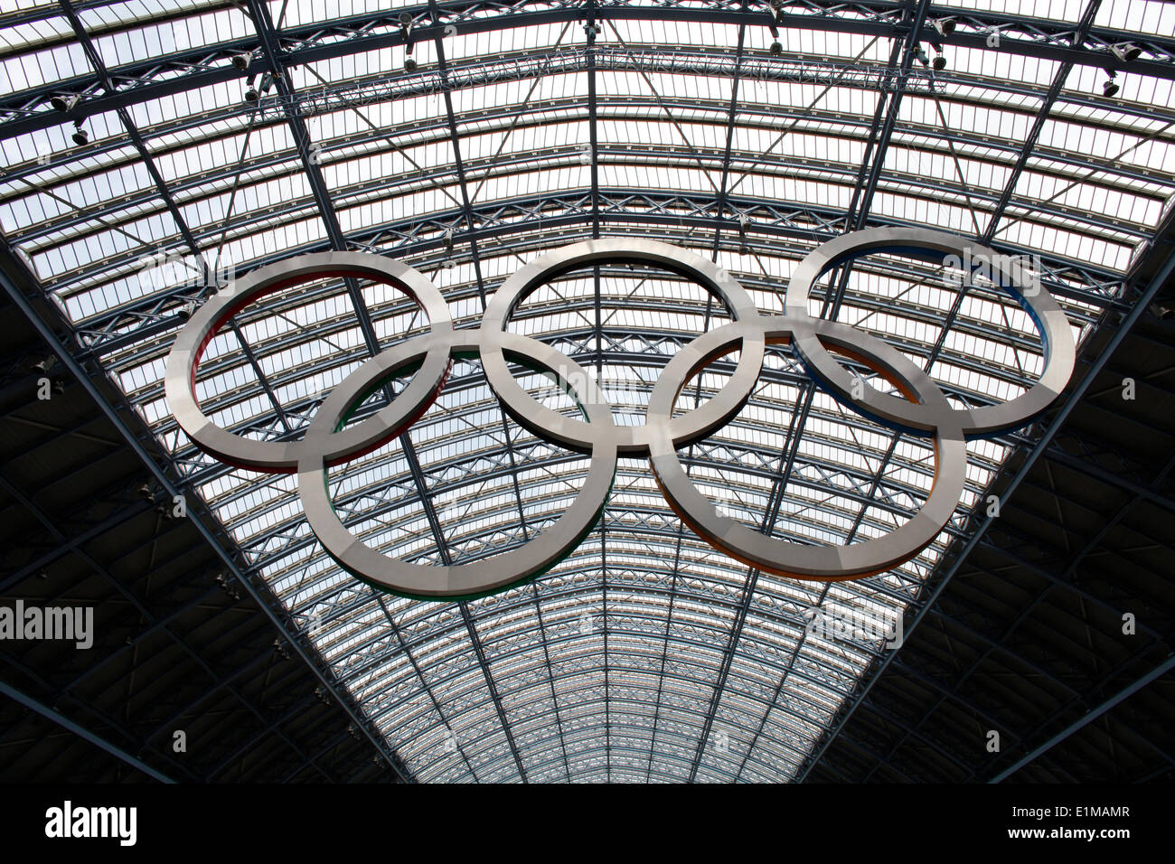 Olympische Spiele Symbol am Bahnhof St Pancras Stockfoto