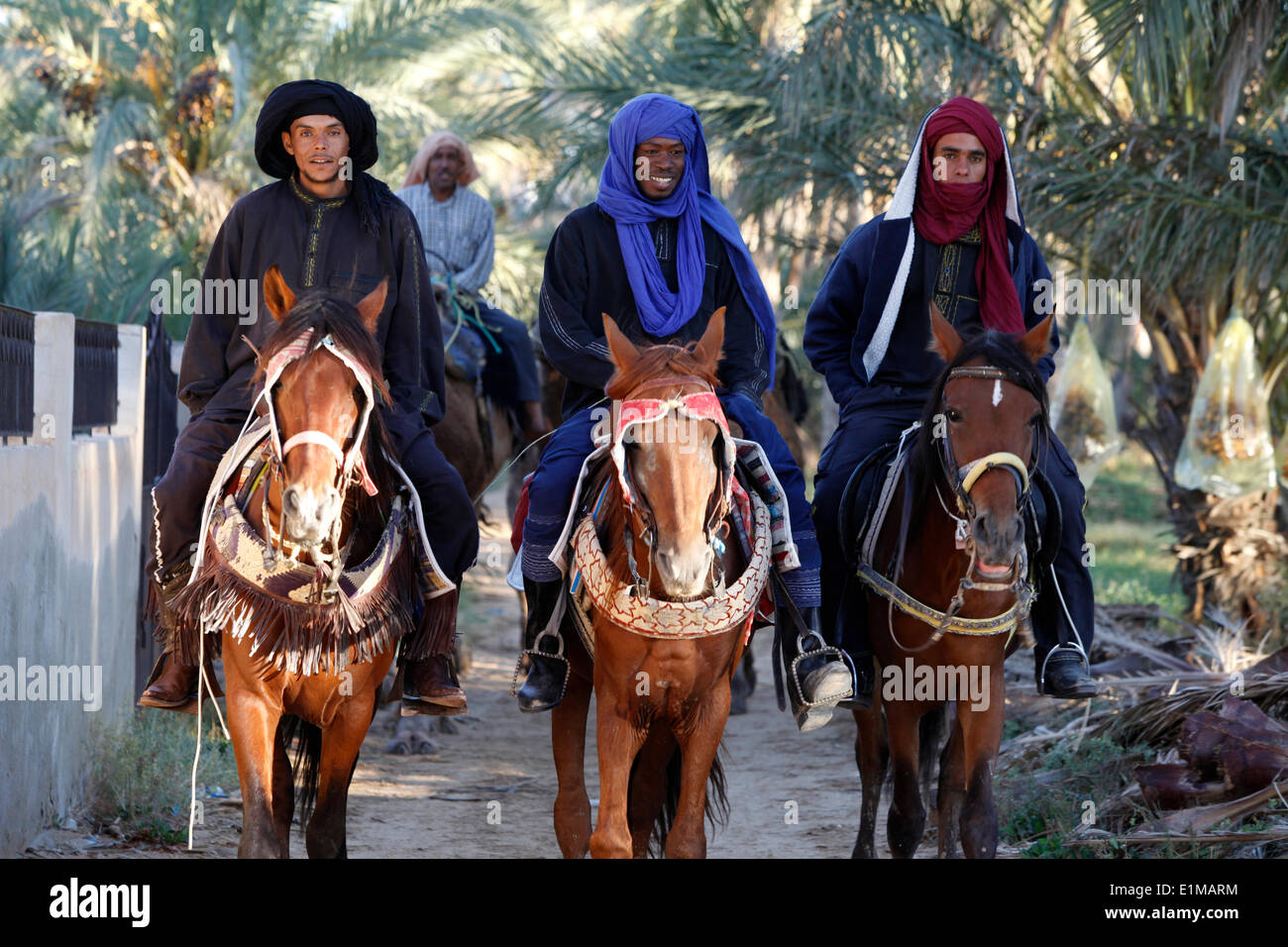 Tunesische Fahrer in traditionellen Kostümen Stockfoto