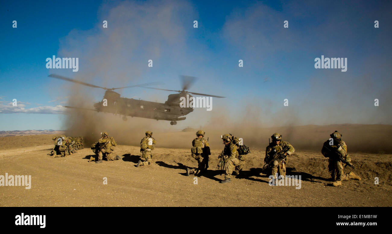 US Army Rangers, das 2. Bataillon zugewiesen, 75th Ranger Regiment vorbereiten für die Extraktion auf ein CH-47 Chinook Hubschrauber airc Stockfoto