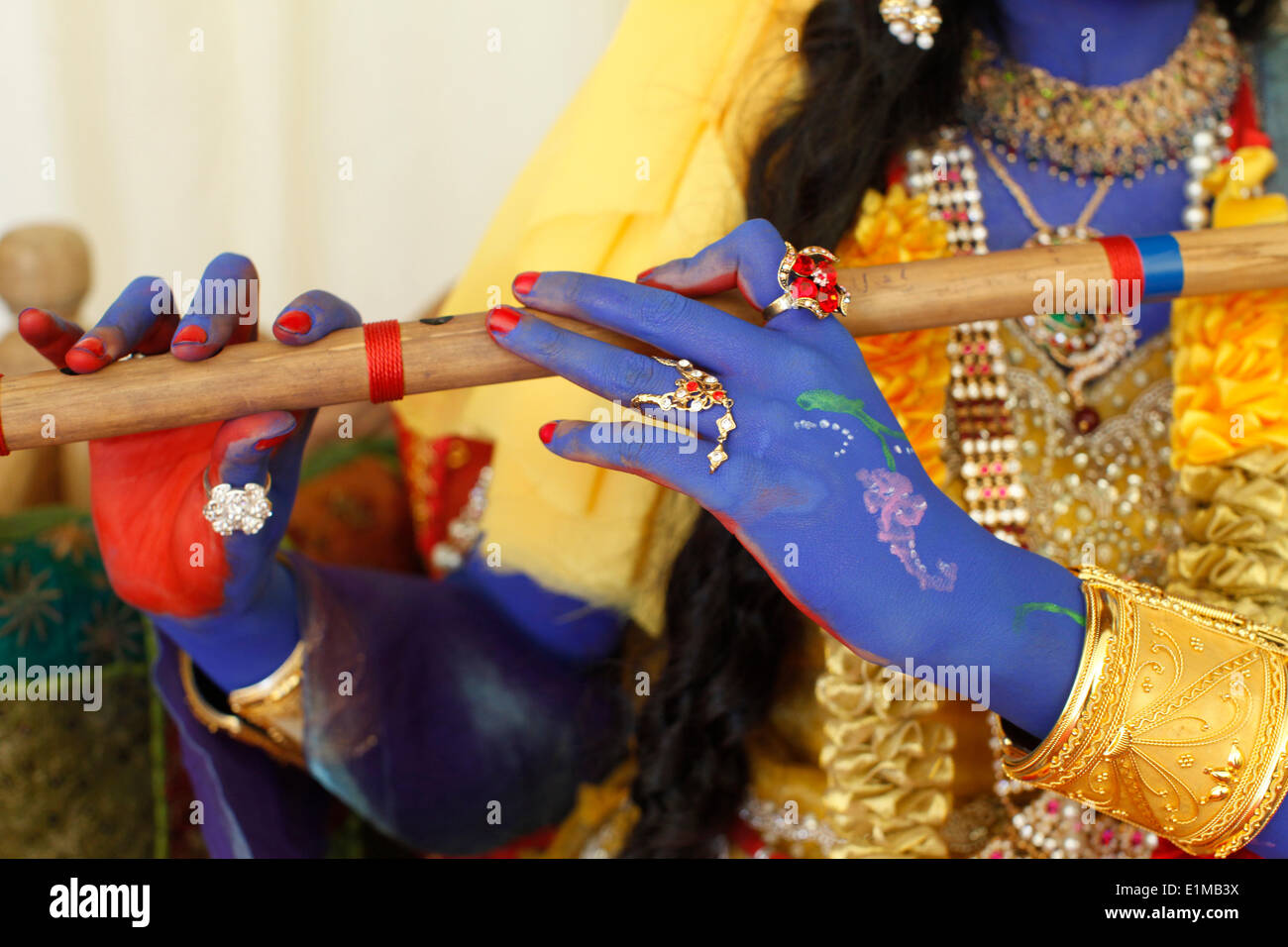 Junger Mann verkleidete Hindu-Gott Krishna Janmashtami Festivals am Bhaktivedanta Manor ISKCON (Hare Krishna) Tempel Stockfoto