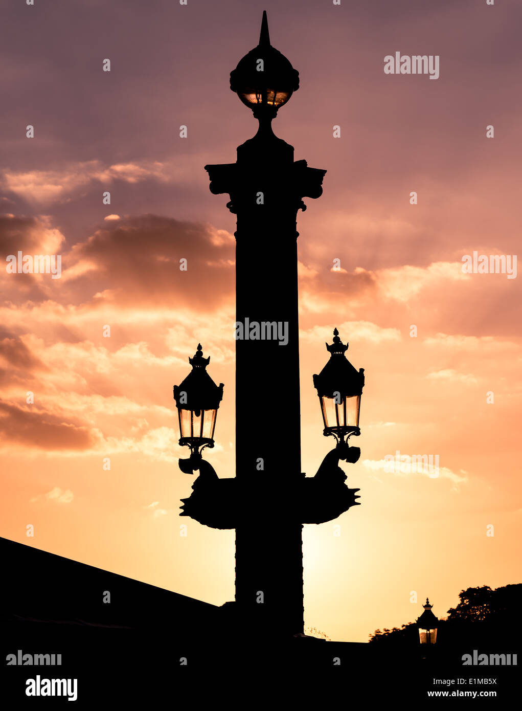 Eine Silhouette von einem Laternenpfahl gegen einen späten Tag Abendsonne in der Place De La Concorde in Paris Frankreich. Stockfoto