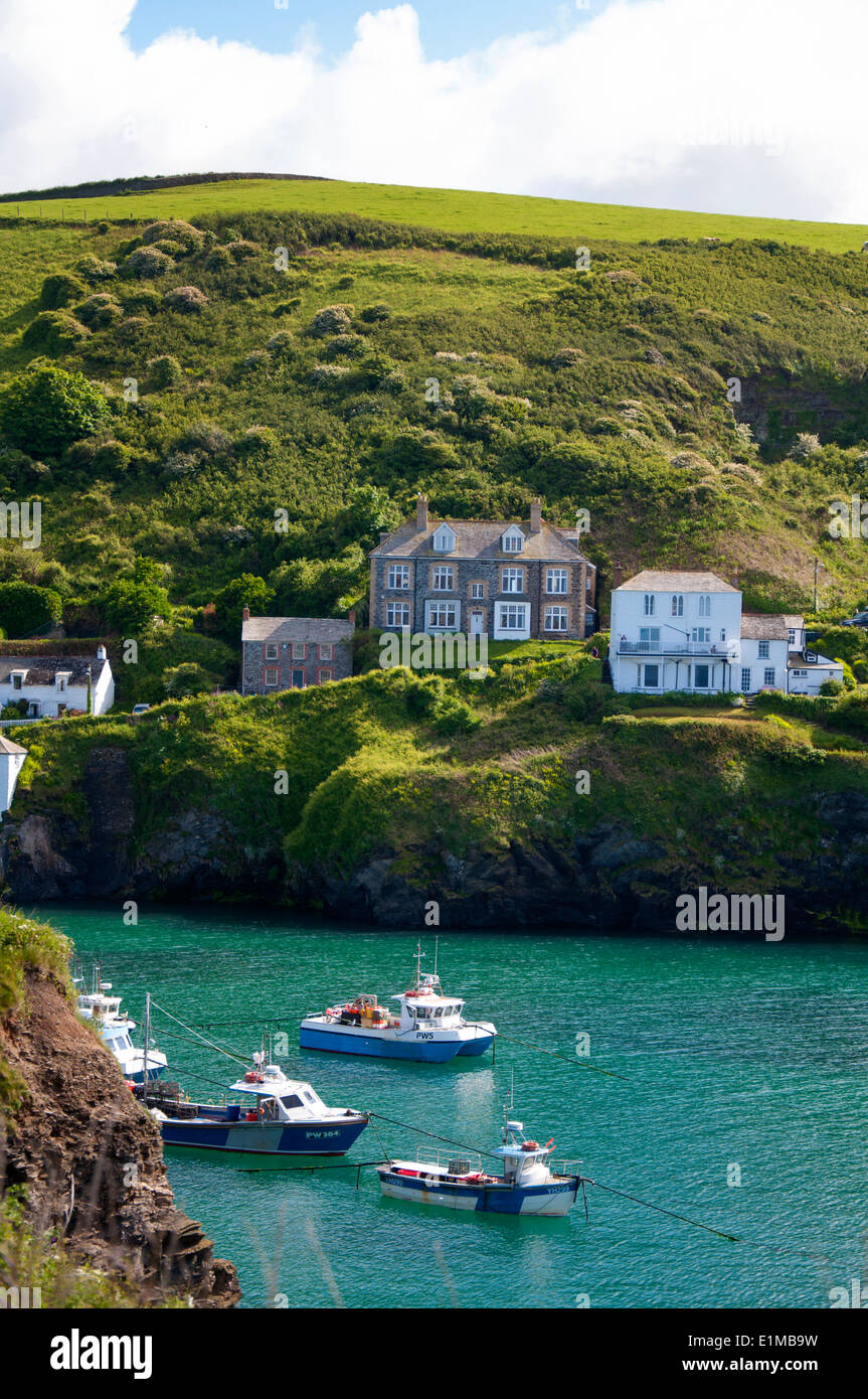 Port Isaac Cornwall England UK The Doc Martin Haus aus der TV-Serie ist Mitte oben Stockfoto