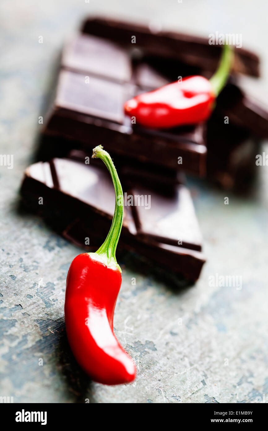 Dunkle Schokolade mit Chili-Pfeffer über hölzerne Hintergrund Stockfoto