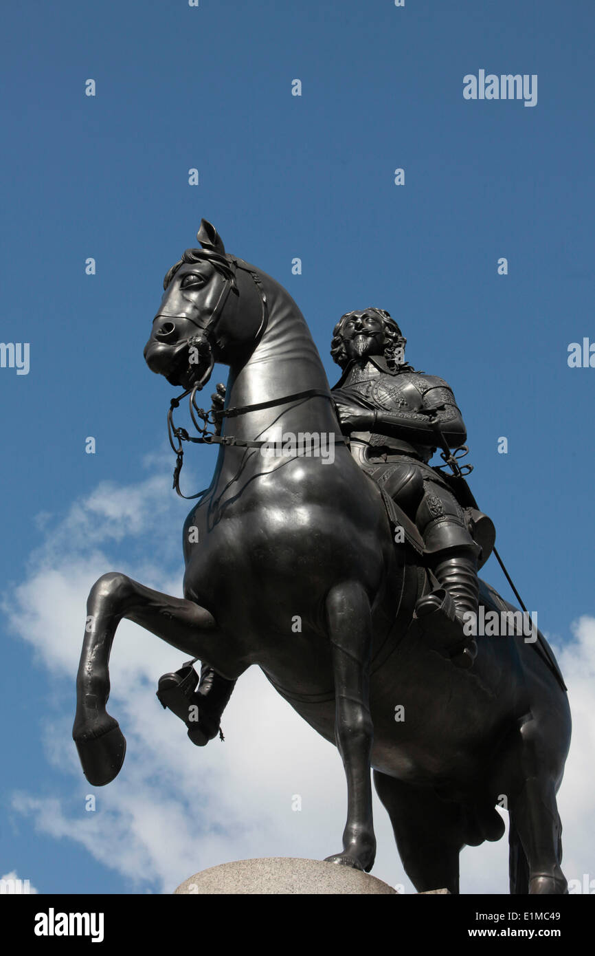 Statue von Charles I auf dem Rücken der Pferde, dem Trafalgar Square. Stockfoto