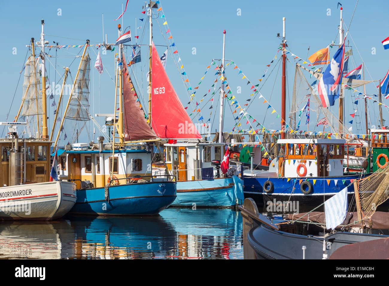 URK, Niederlande - 31 Mai: Angeln Tag mit dekorierten traditionelle Fischerboote am 31. Mai 2014 in den Hafen von Urk, Ne Stockfoto