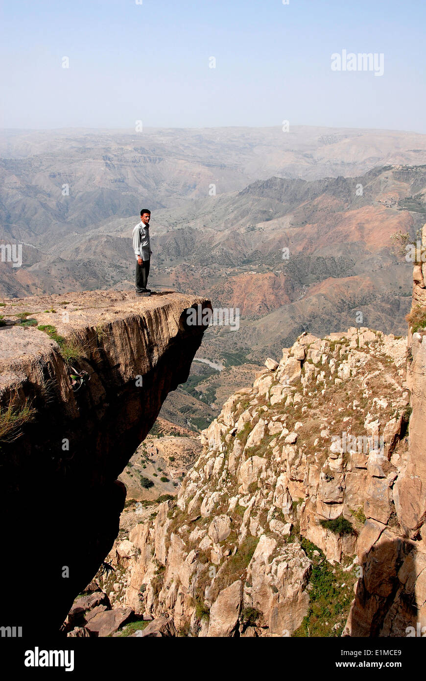 Mann steht auf einem Felsen im Halmlam Stockfoto