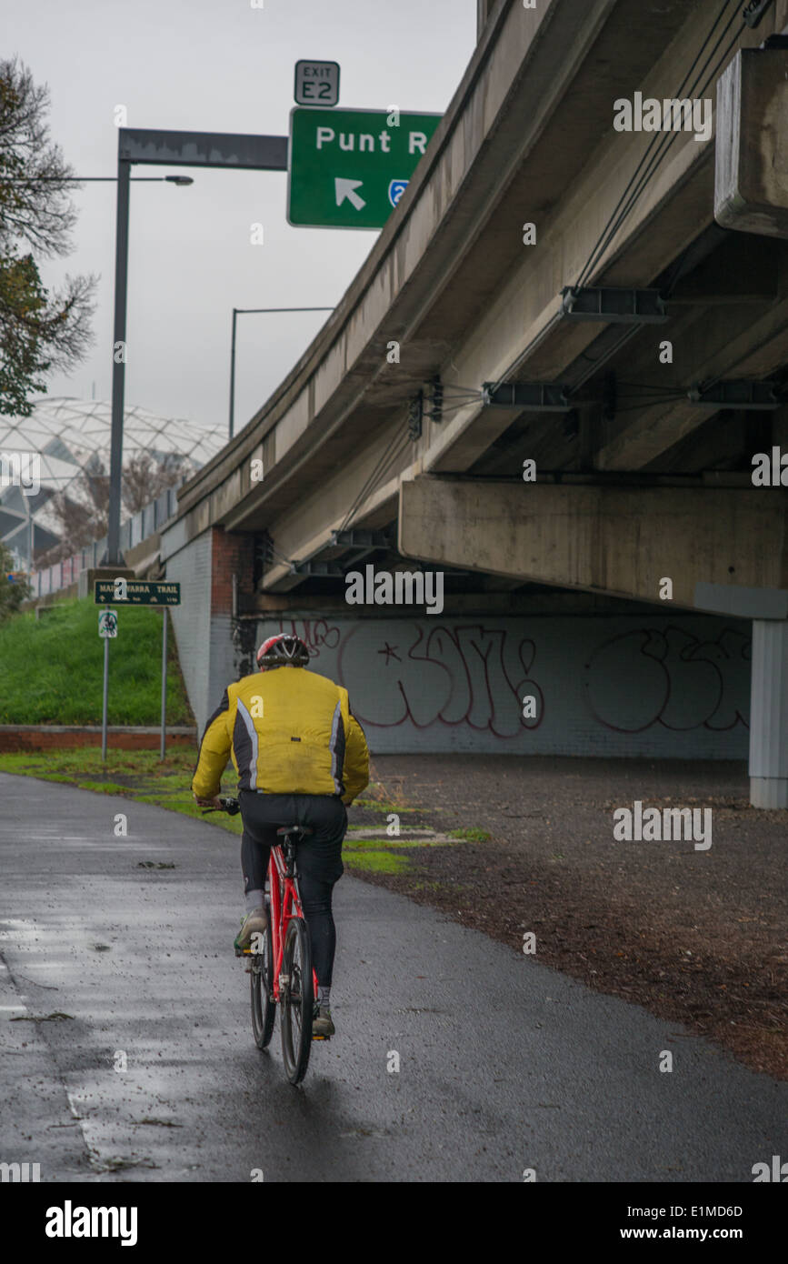 Radfahrer auf dem Yarra Trail, Melbourne Stockfoto