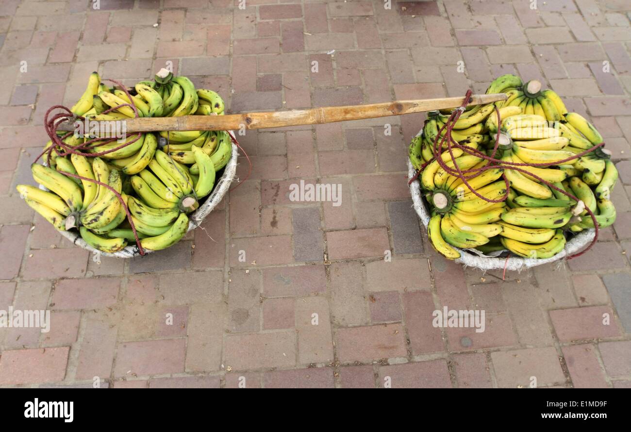 Dhaka 2014. Straßenhändler warten auf Kunden außerhalb Bangladesch Jatiyo Sangshad) Parlament (in Dhaka. Stockfoto