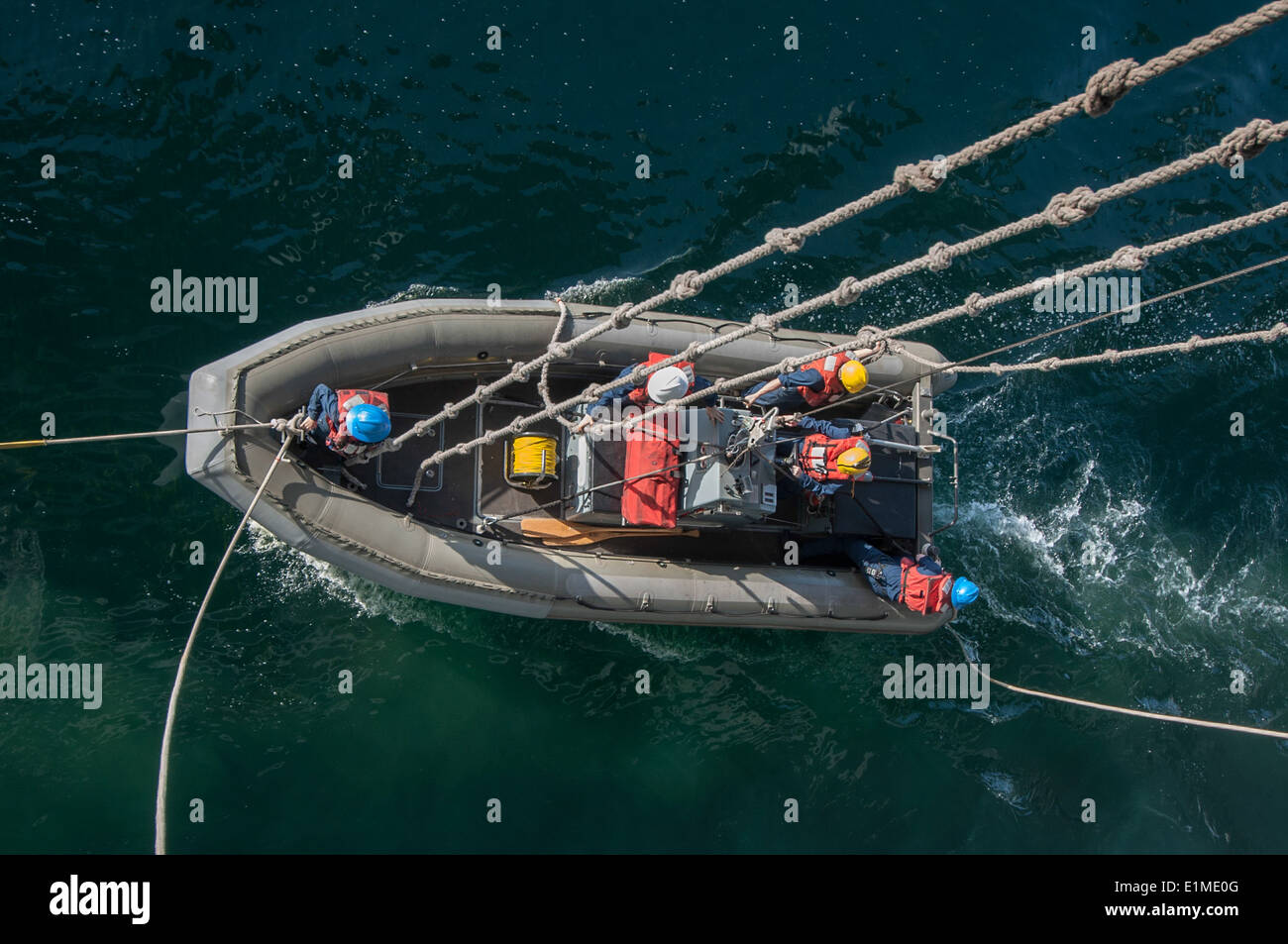 US-Segler Decksbereich an Bord des Flugzeugträgers USS Harry S. Truman (CVN-75) zugewiesen führen kleine Boot operat Stockfoto
