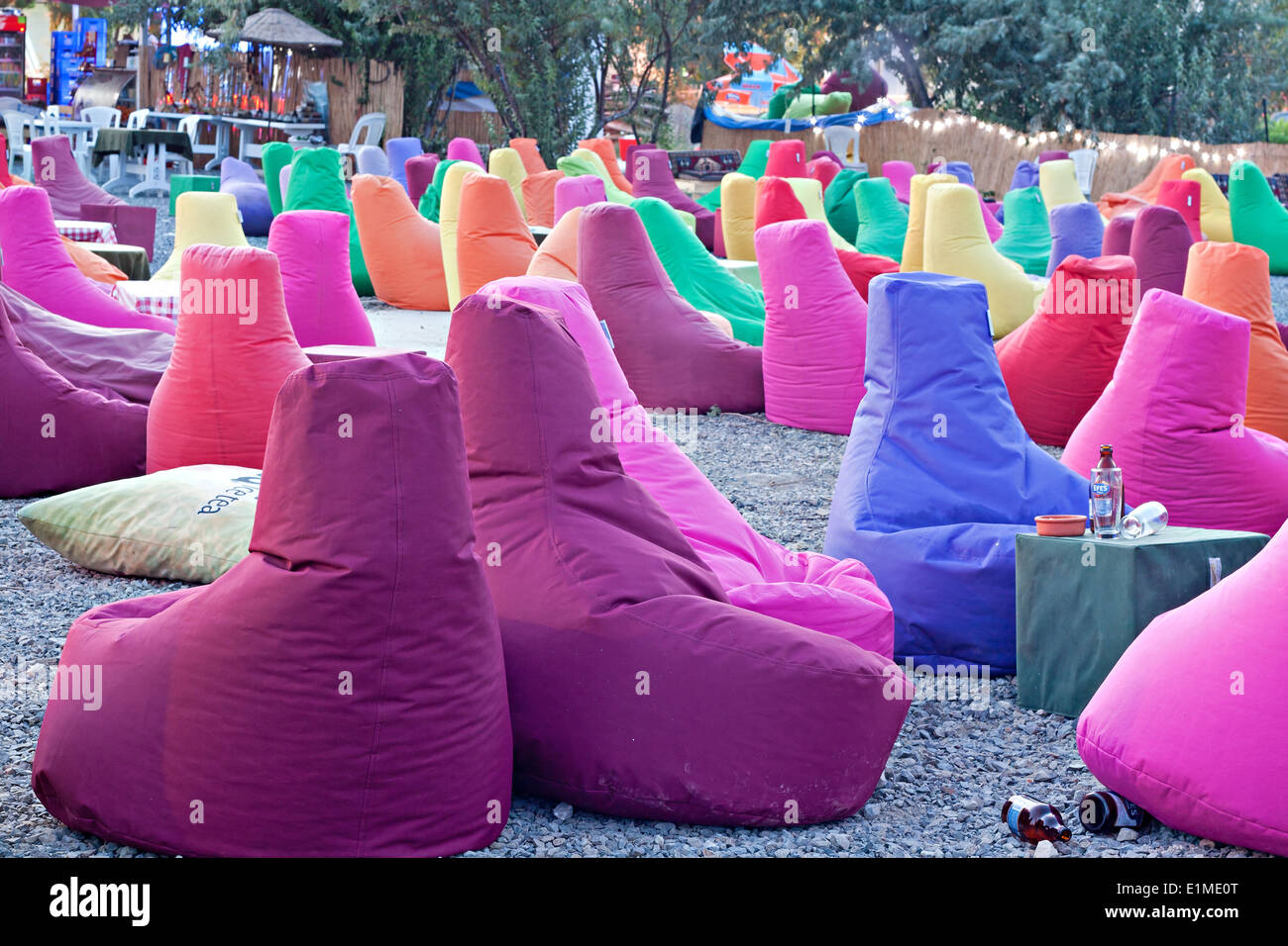 Bunten Sitzsäcken im Café am Strand Stockfoto