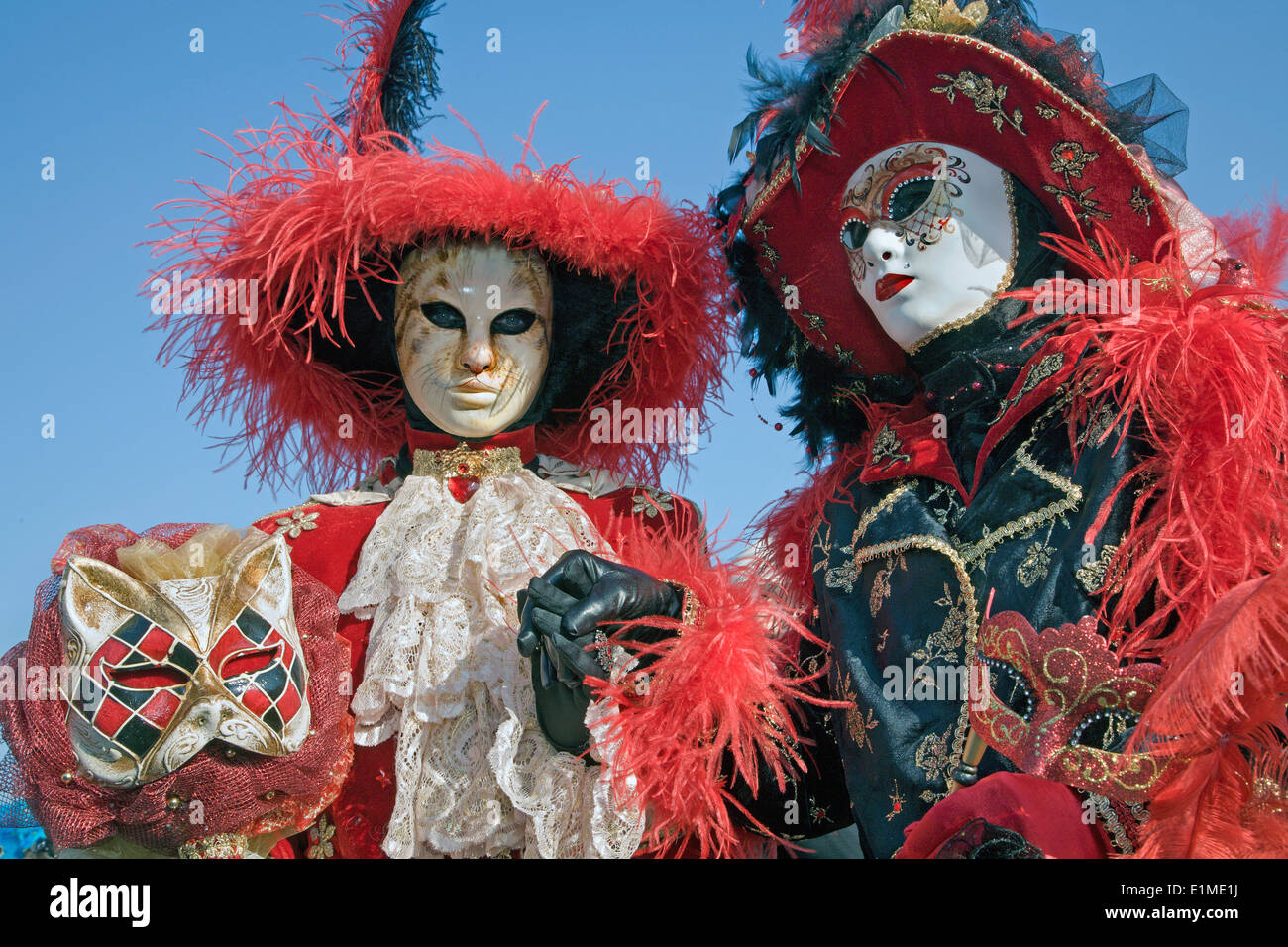 Venedig, Italien - 26. Februar 2011: Paar in Maske vom Karneval Stockfoto