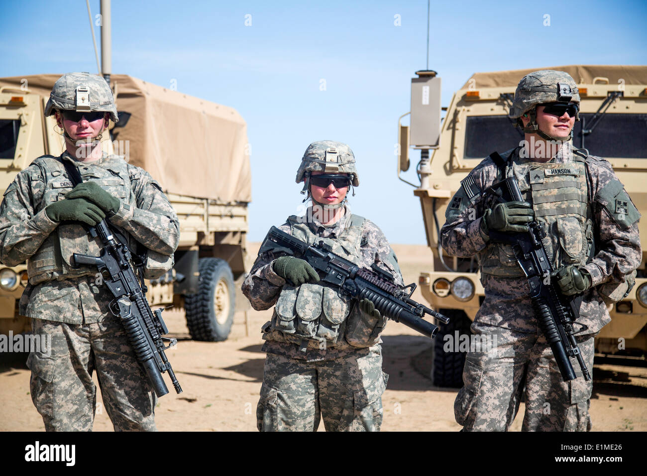 US Army Spc. Nina Bray, Center, ein intelligenter Analytiker mit Sitz und Stabskompanie, 204. Brigade Unterstützung Bat Stockfoto