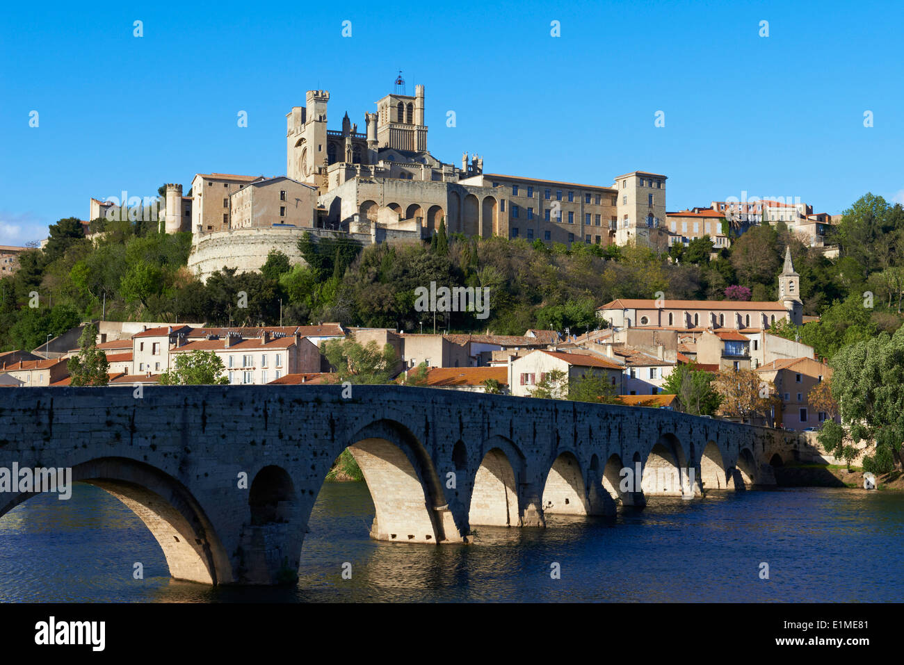 Frankreich, Herault Abteilung, Beziers, Cathedrale Saint-Nazaire und der Fluss Orb Stockfoto