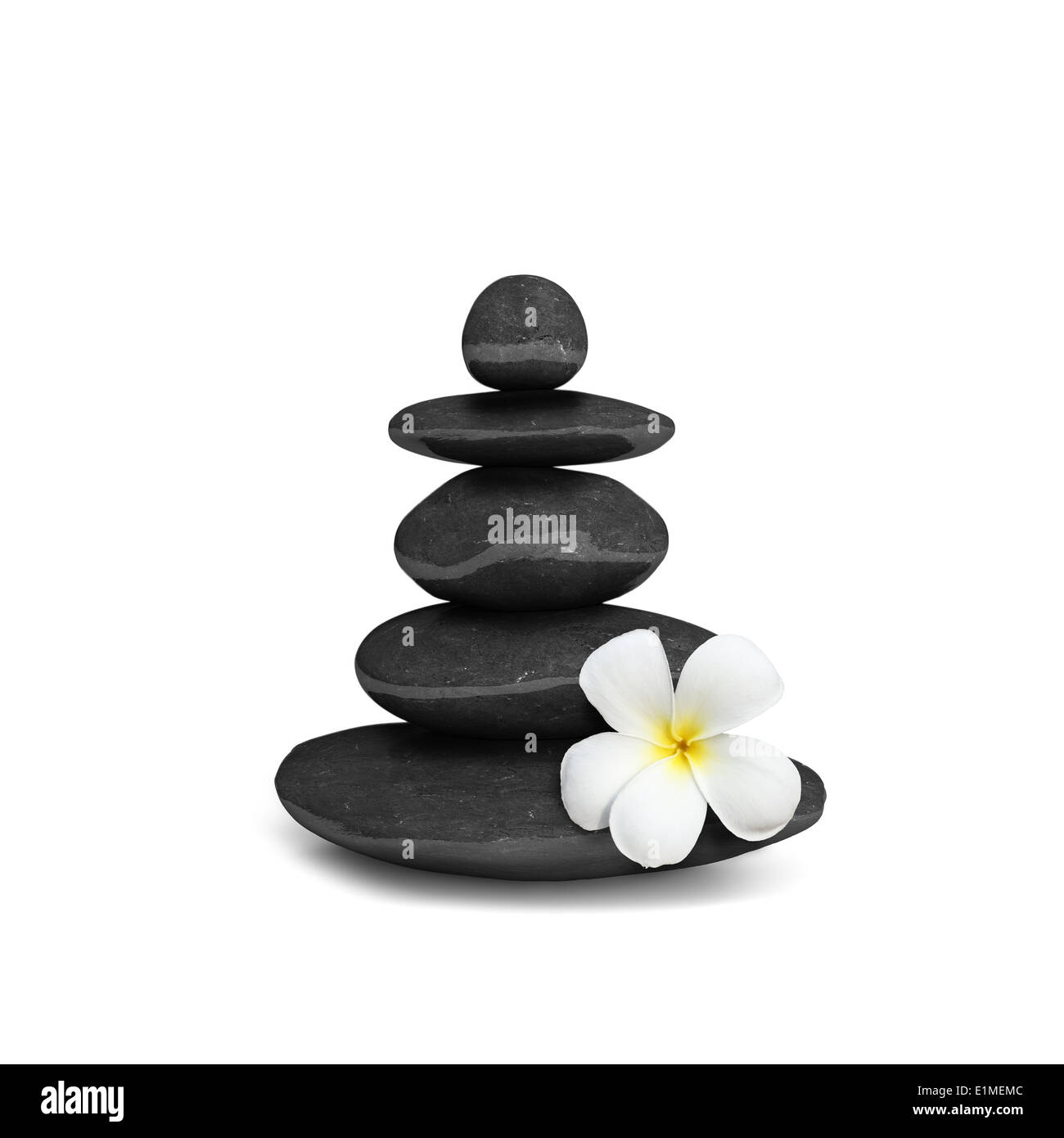 Zen Spa Konzept Hintergrund - Zen massage Steinen mit Frangipani Plumeria Blume Stockfoto