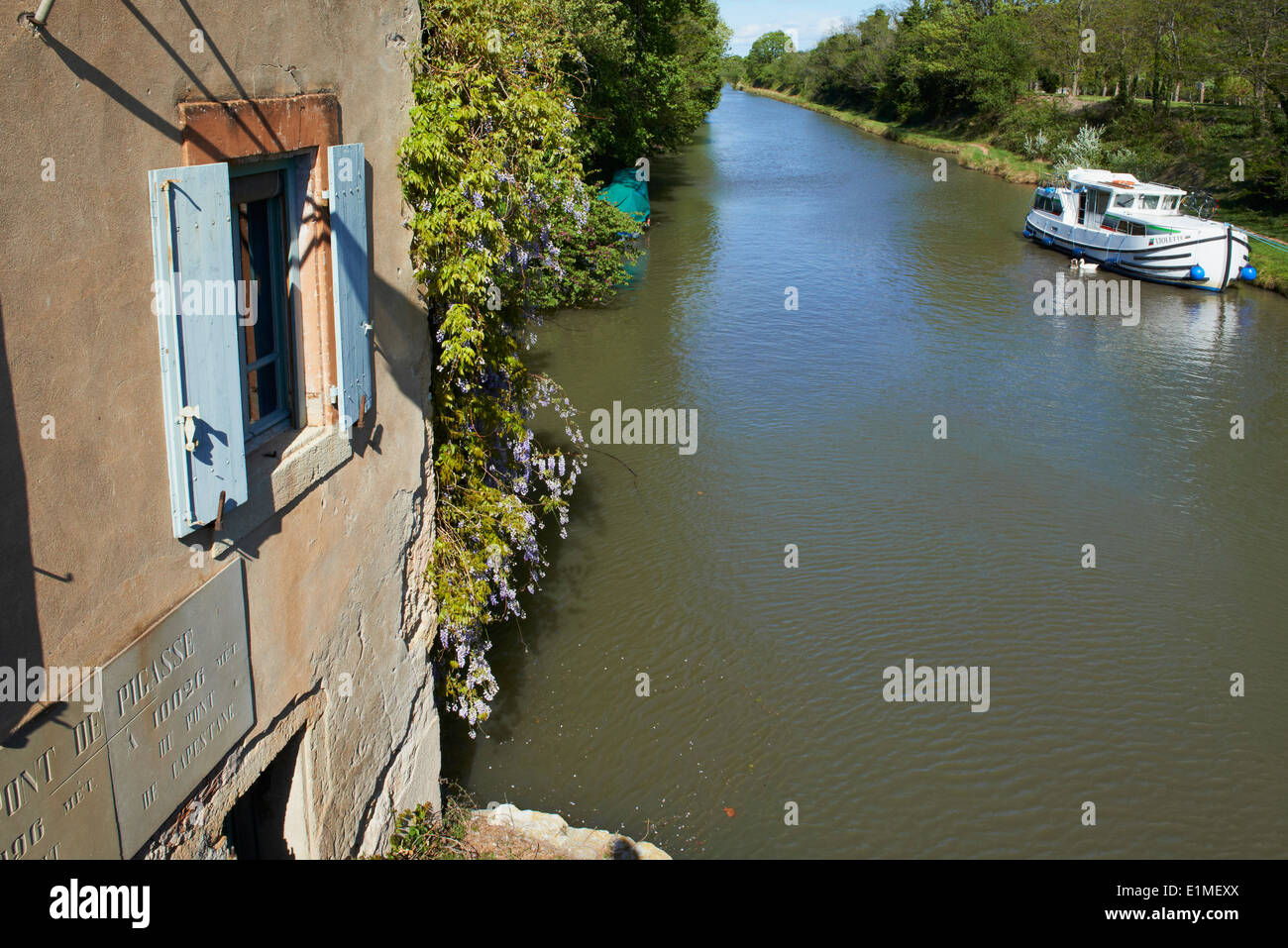 Frankreich, Languedoc-Roussillon, Aude (11), Pigasse Brücke, Schifffahrt auf dem Canal du Midi Stockfoto