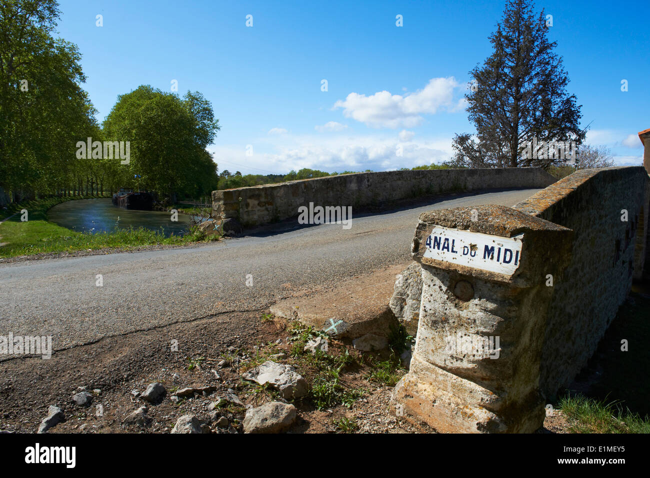 Frankreich, Languedoc-Roussillon, Aude (11), Pigasse Brücke, Schifffahrt auf dem Canal du Midi Stockfoto