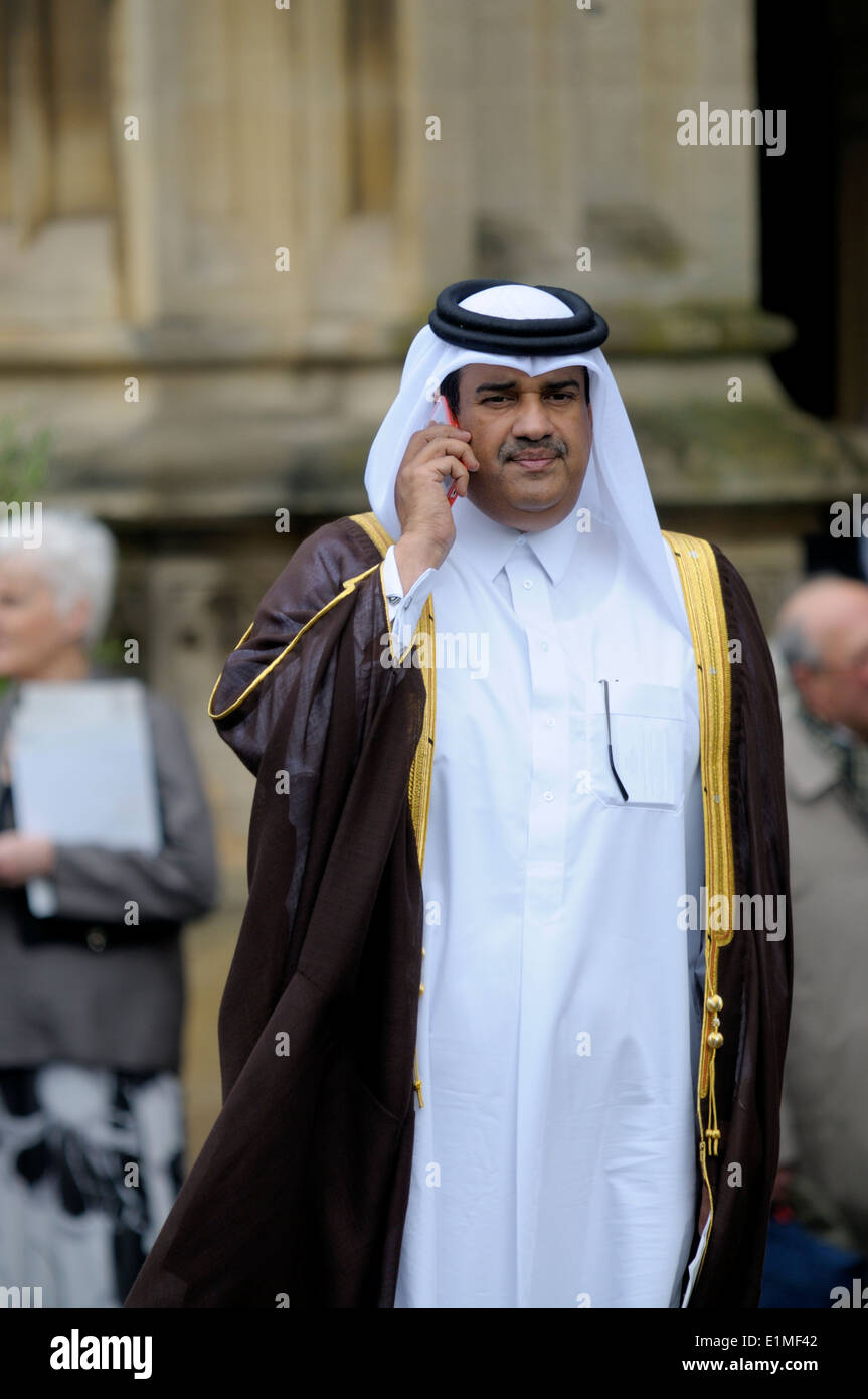 Khalid bin Rashid bin Salim Al-Hamoudi Al-Mansouri - Katar Botschafter in London - reden auf seinem Handy Stockfoto
