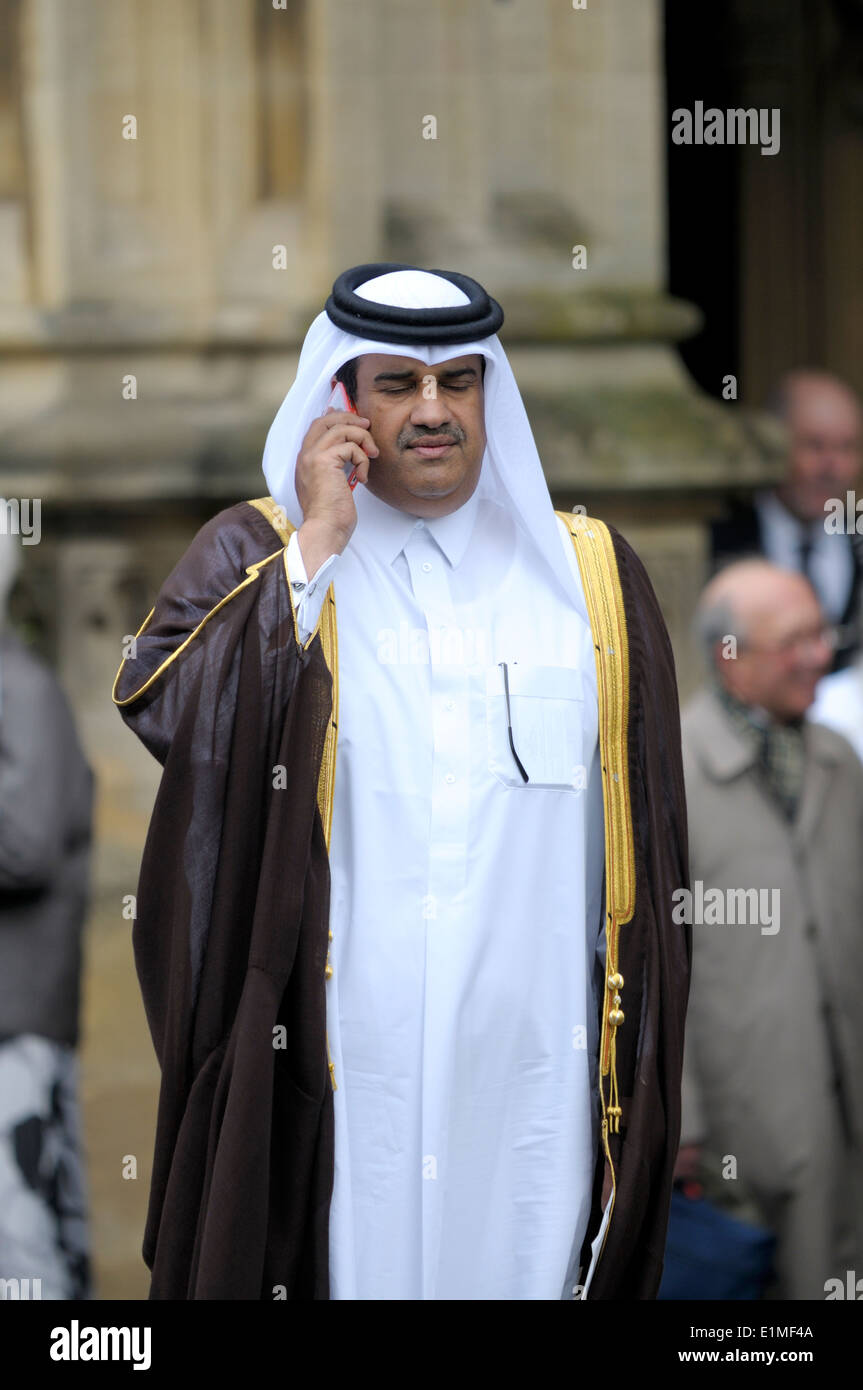 Khalid bin Rashid bin Salim Al-Hamoudi Al-Mansouri - Katar Botschafter in London - reden auf seinem Handy Stockfoto