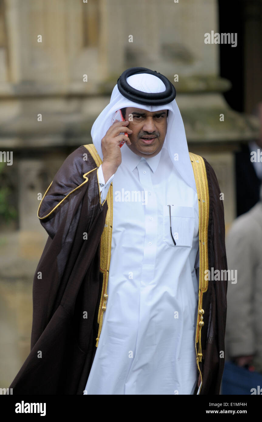 Khalid bin Rashid bin Salim Al-Hamoudi Al-Mansouri - Katar Botschafter in London - reden auf seinem Handy Stockfoto