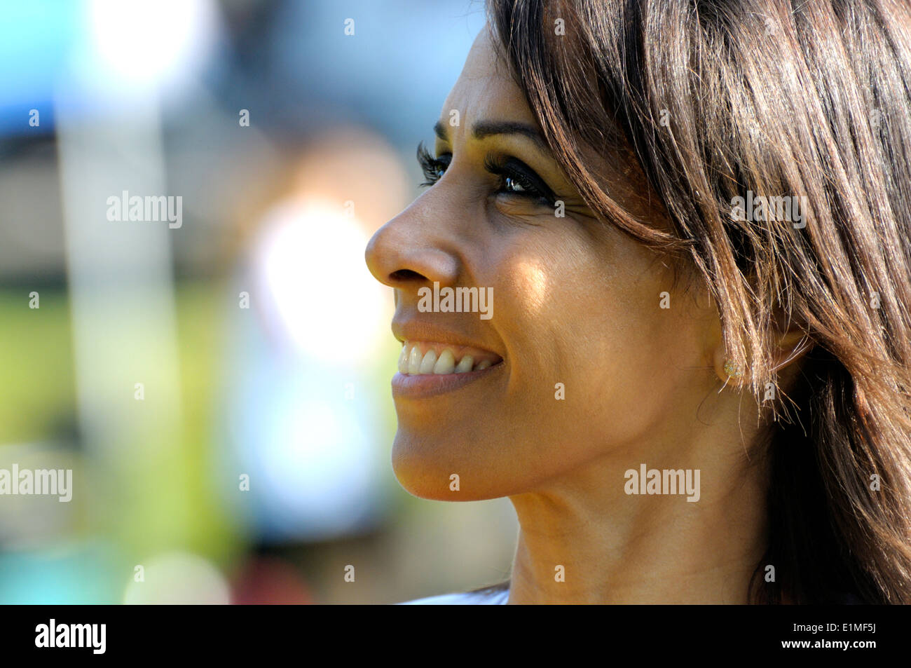 Dame Kelly Holmes (doppelte Goldmedaille bei den Olympischen Spielen 2004 in Athen) an der Königin Baton Relay, Tonbridge, Kent, 2014 Stockfoto
