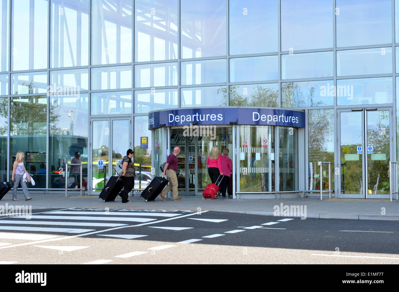 Bristol, UK. 6. Juni 2014. Flughafen Bristol Feuer. Lange Wartezeiten für die Reise der Passagiere nach einem Brand brach in ein Computer-Panel, und alle Elektrik im Terminal ausgeschlagen. Robert Timoney/AlamyLiveNews. Stockfoto