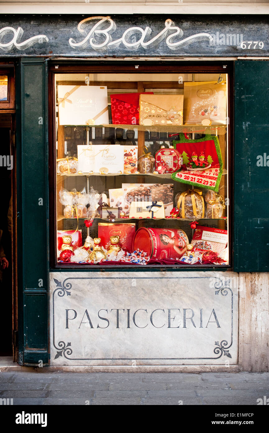 Ladenfront des berühmten Salva Rosa Pasticceria in Castello Bezirk von Venedig, Italien.  Traditionellen venezianischen Süßigkeiten Stockfoto