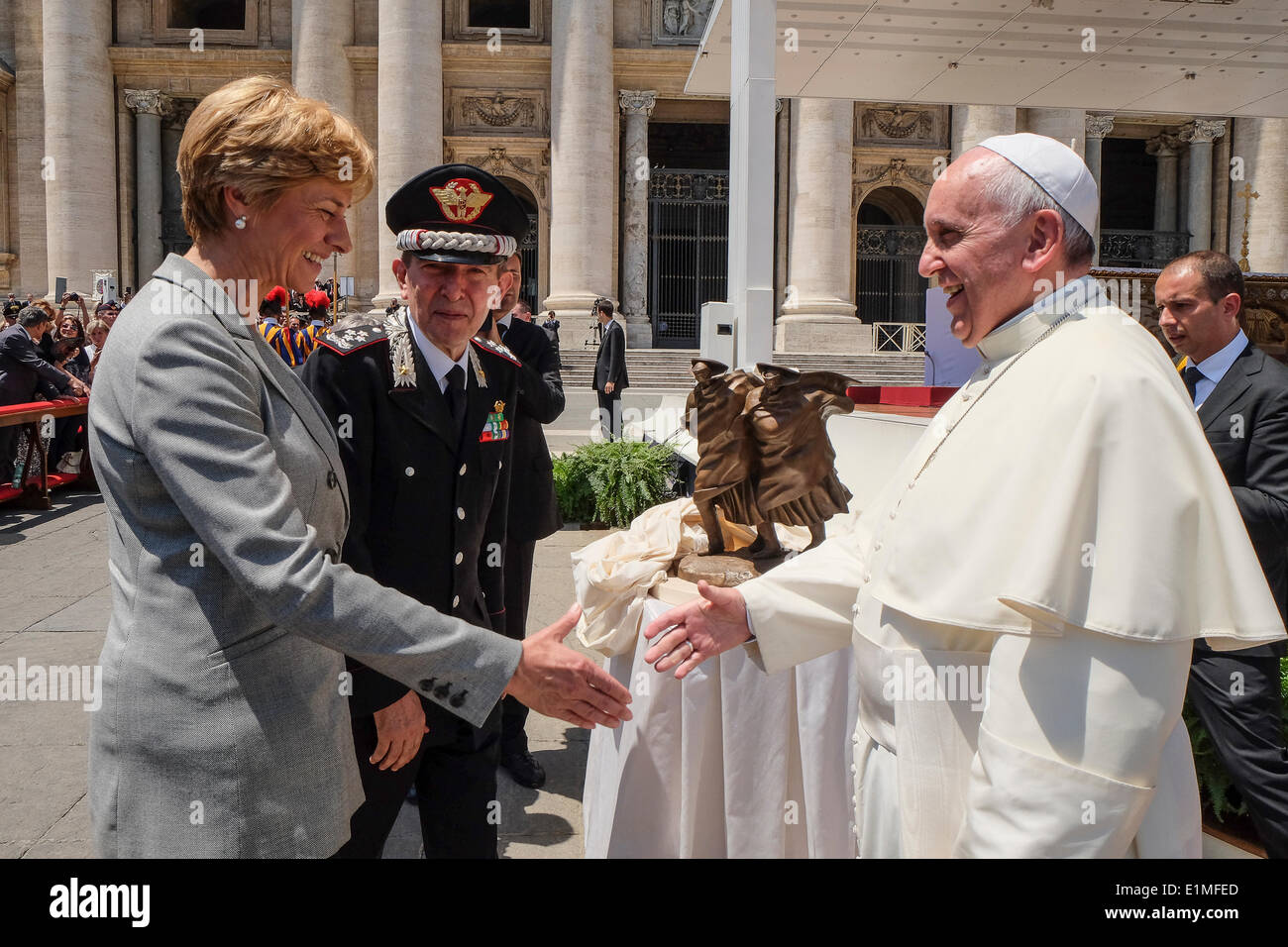 Petersplatz, Vatikan-Stadt. 6. Juni 2014. Papst Francis erfüllen die Carabinieri seit 200 Jahren von ihrer Gründung - St Peter Platz, Vatikan, 6. Juni 2014 - Roberta Finotti e Leonardo Gallitelli Credit: wirklich Easy Star/Alamy Live News Stockfoto