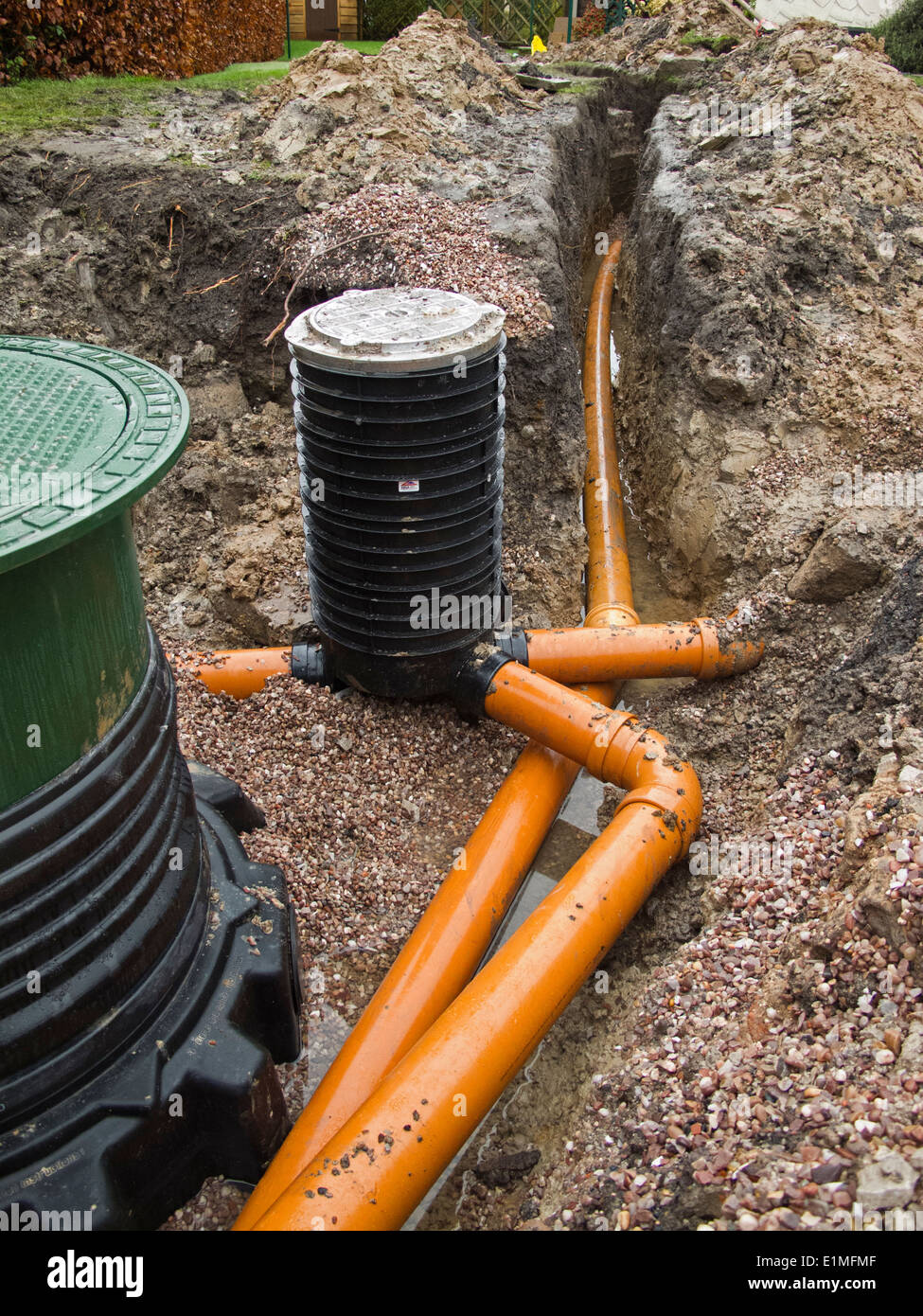 selbst Hausbau, Drainagerohre verbunden um zu Regenwasser Tank gully Stockfoto