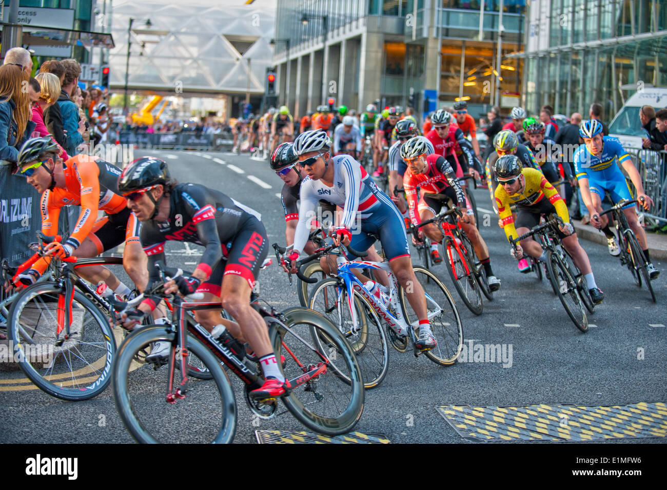 Runde 8 der sechsten Auflage Team basierte Pearl Izumi Race Serie braucht, um die Straßen der Stadt von Canary Wharf in London Stockfoto