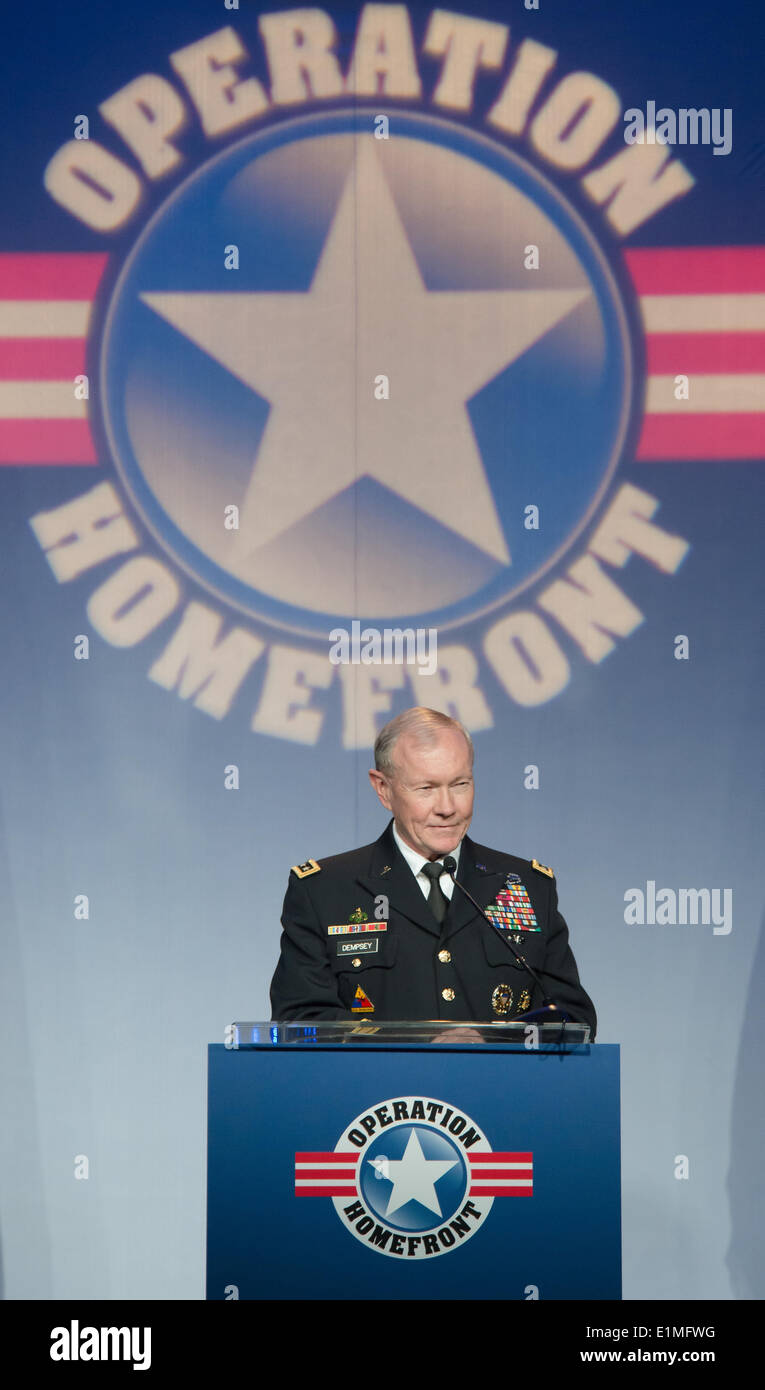 US Army General Martin E. Dempsey, der Vorsitzende der Joint Chiefs Of Staff, singt bei der sechsten jährlichen Betrieb Homefront Stockfoto