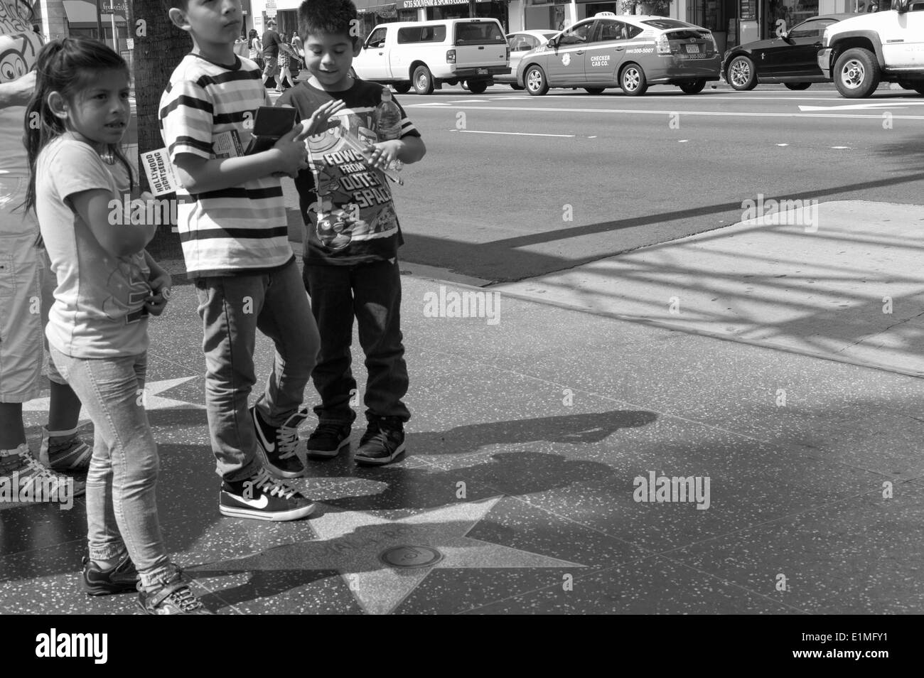 Drei Kinder stehen am Hollywood Boulevard, Los Angeles, Kalifornien. Stockfoto