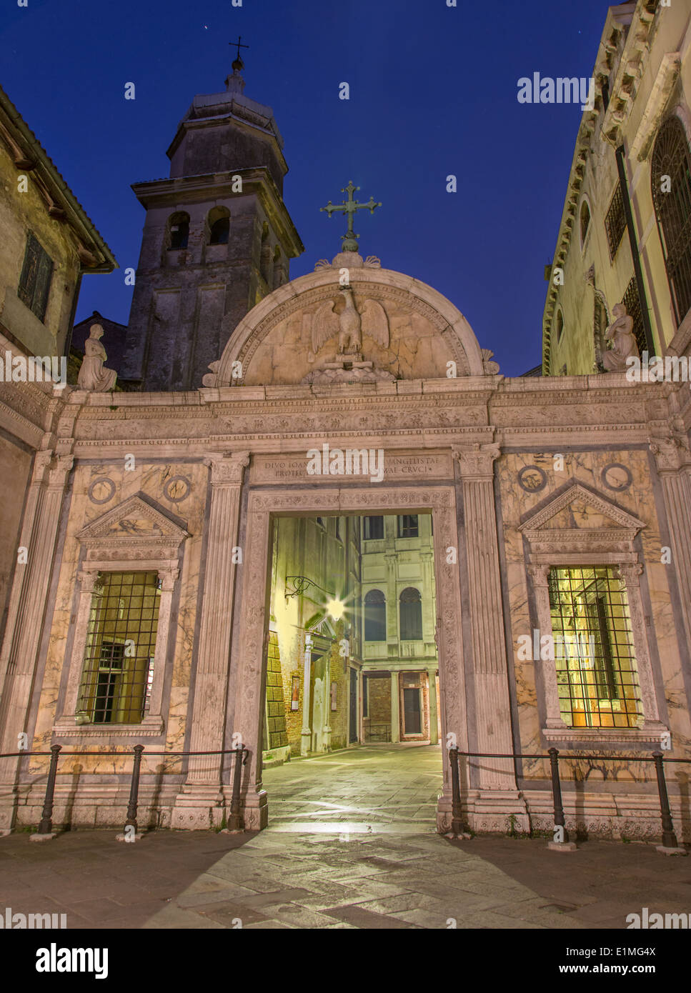 Venedig - Scuola Grande di San Giovanni in Morgen-Dämmerung Stockfoto