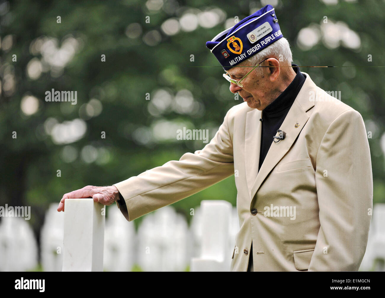Leslie Cruise, ein Veteran des zweiten Weltkrieges zollt Respekt, das Grab seines Freundes Pvt. Richard Vargas in Lothringen American National Cemetery and Memorial 5. Juni 2014 in St. Avold, Frankreich. Am 7. Juni 1944 vor siebzig Jahren Lebensretter Pvt. Richard Vargas Cruise es während der Invasion in der Normandie. Stockfoto