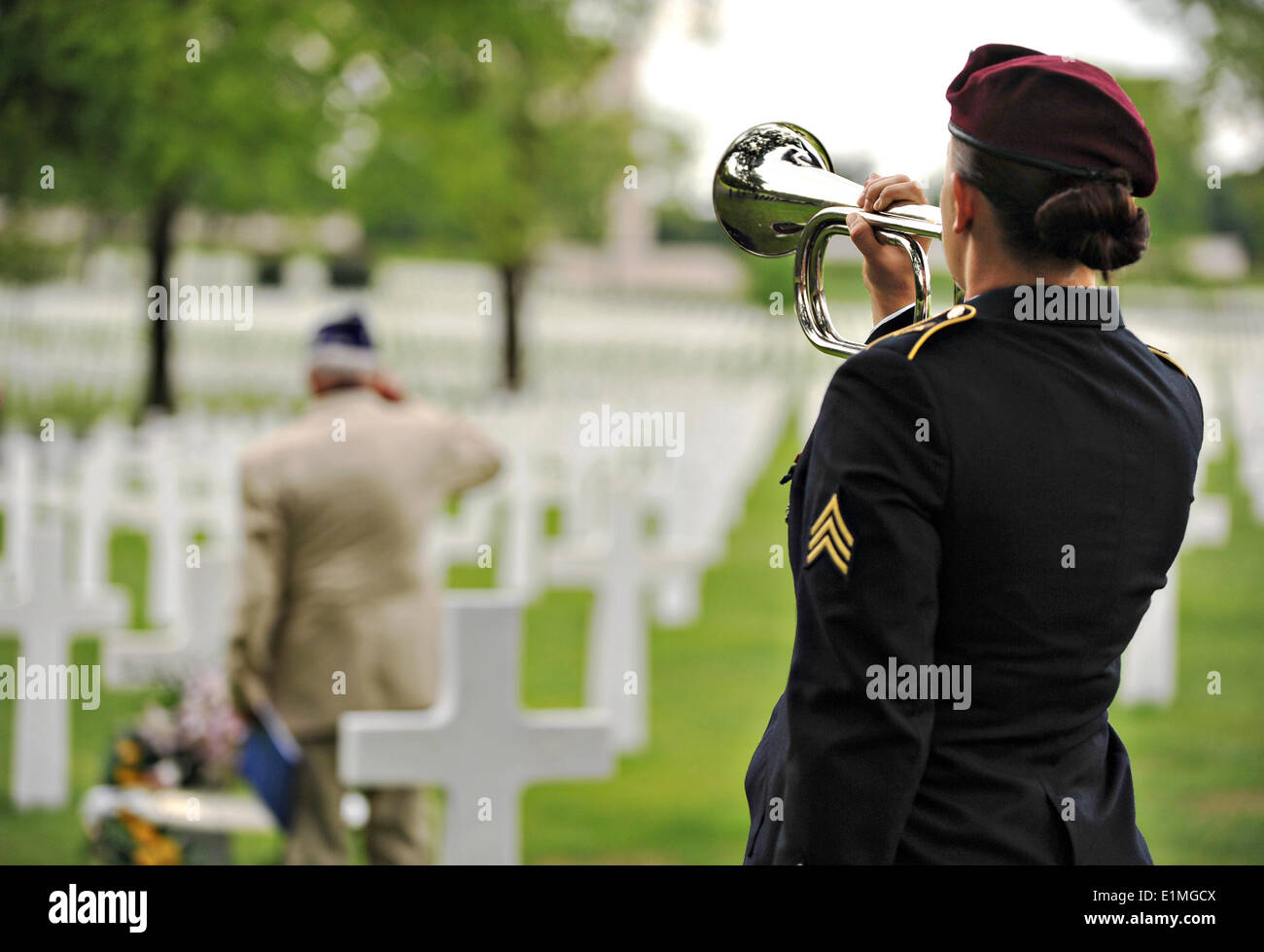 Leslie Cruise, ein Veteran des zweiten Weltkrieges würdigt das Grab seines Freundes Pvt. Richard Vargas, wie ein US-Army Hähne während einer Kranzniederlegung Zeremonie bei Lorraine American National Cemetery and Memorial 5. Juni 2014 in St. Avold, Frankreich spielt. Am 7. Juni 1944 vor siebzig Jahren Lebensretter Pvt. Richard Vargas Cruise es während der Invasion in der Normandie. Stockfoto