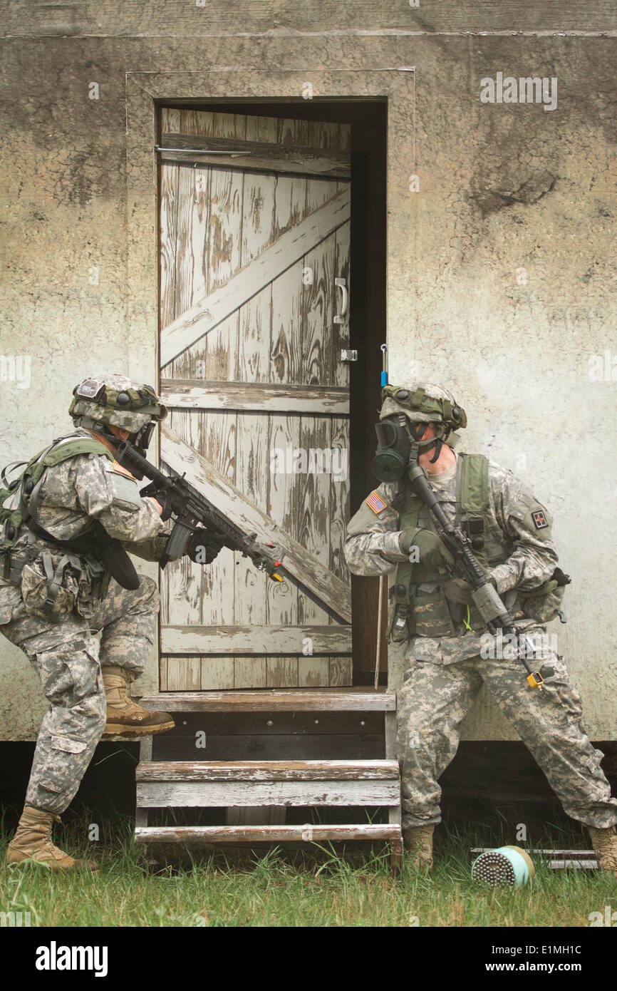 US-Soldaten mit dem 44. Chemical Company, 2. Bataillon chemische, chemische 48. Brigade eingeben und löschen ein Gebäudes der Cyberwelt Stockfoto