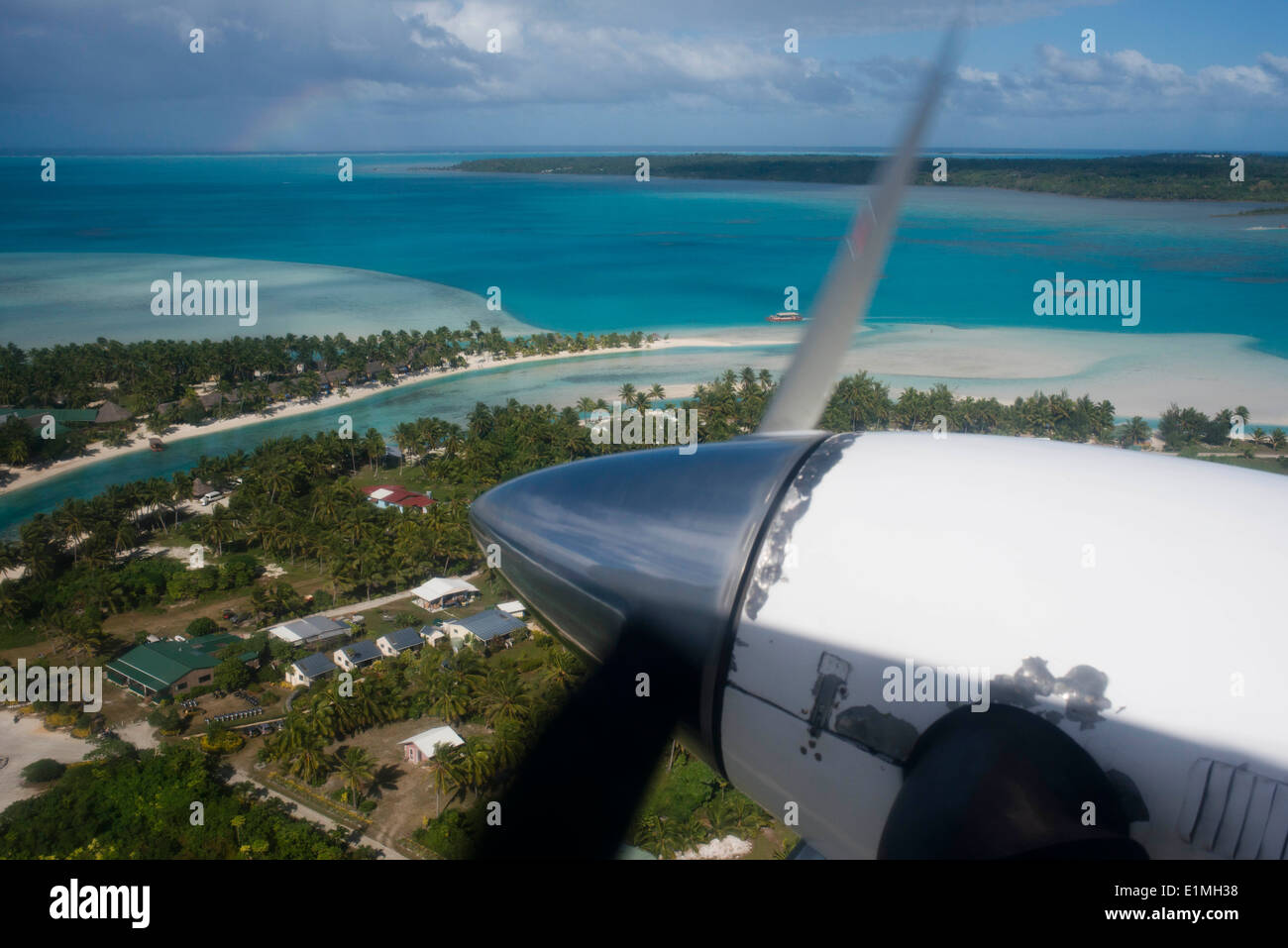 Aitutaki. Cook Island. Polynesien. Süd-Pazifik. Ein Flugzeug fliegt über die Inseln zwischen der Insel Aitutaki und Atiu Islan Stockfoto