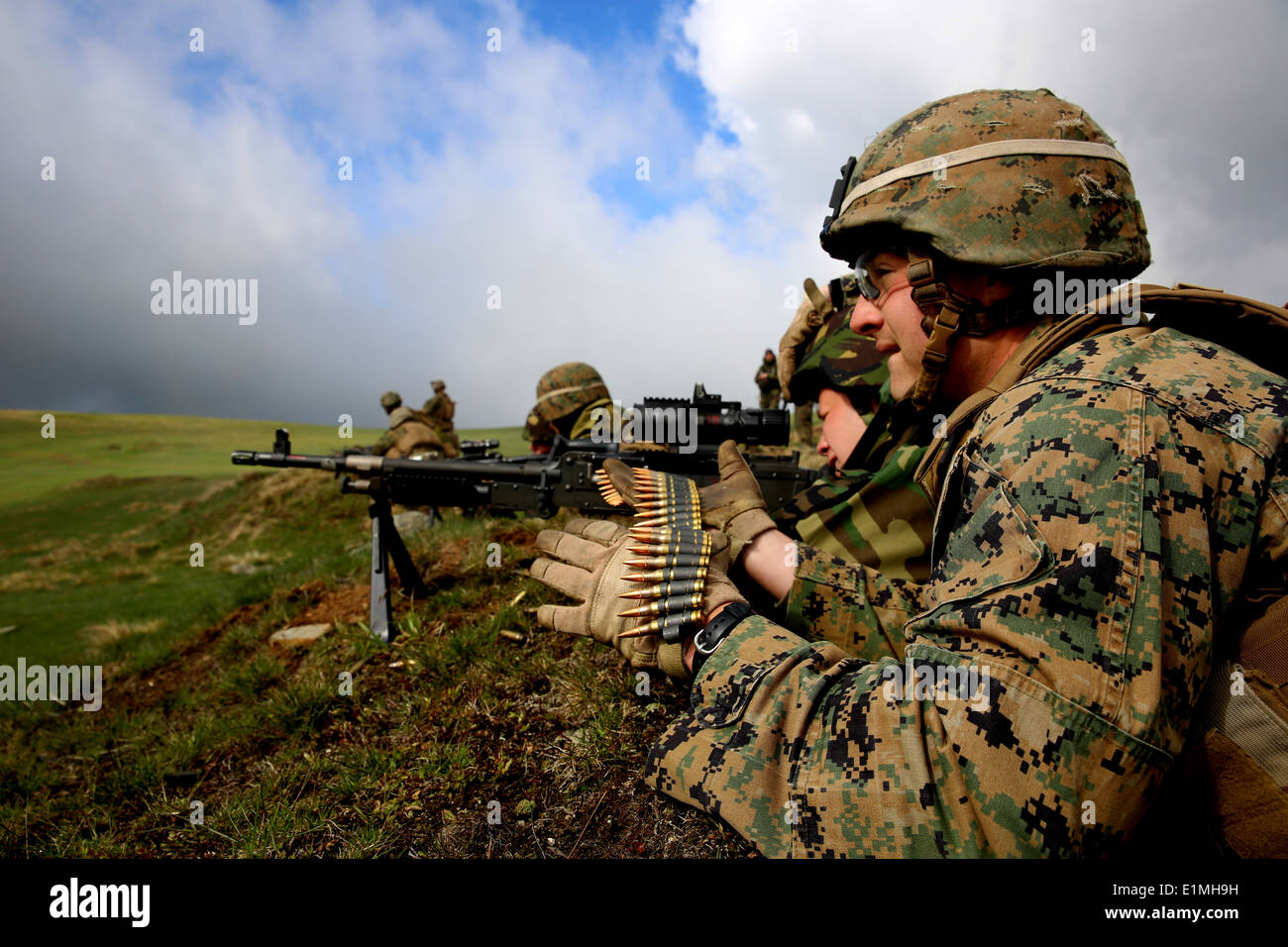 Ein rumänischer Soldat mit dem 17. Mountain Troop Bataillon feuert ein M240B Maschinengewehr mit U.S. Marine Corps Lance Cpl. Dylan Ha Stockfoto