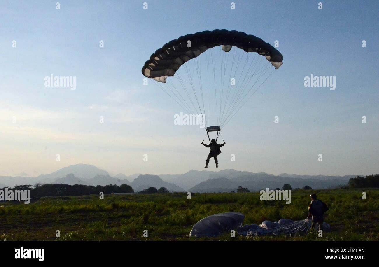 Ein US-Air Force-Pararescueman mit der 31. Rescue Squadron bereitet landen nach dem Sprung von einer MV-22 Osprey Flugzeug duri Stockfoto
