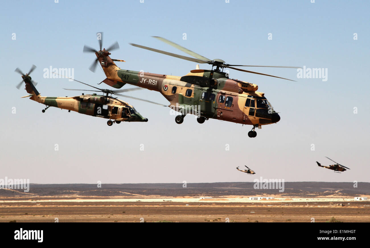Royal Jordanian Air Force AS332 Super Puma und AH-1 Cobra Hubschrauber fliegen Weg nach Abwurf Spezialoperationen Kräfte ser Stockfoto