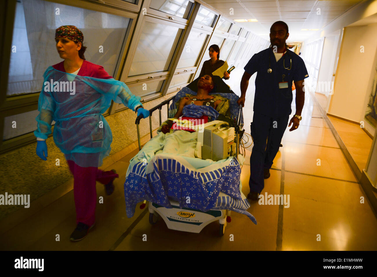 Israelische Ärzte transportieren US Armee Pfc. James Black, eine Mehrkanal-Radio Operator Betreuer zugewiesen der 44. Expeditionar Stockfoto