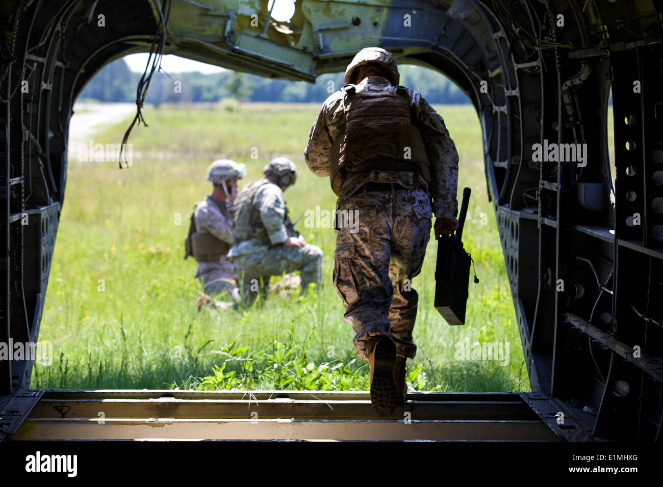 US Marine Corps Major Douglas Miller, zugeordnet der 26. Marine Expeditionary Unit, evakuiert einen simulierten abgestürzten Hubschrauber Stockfoto