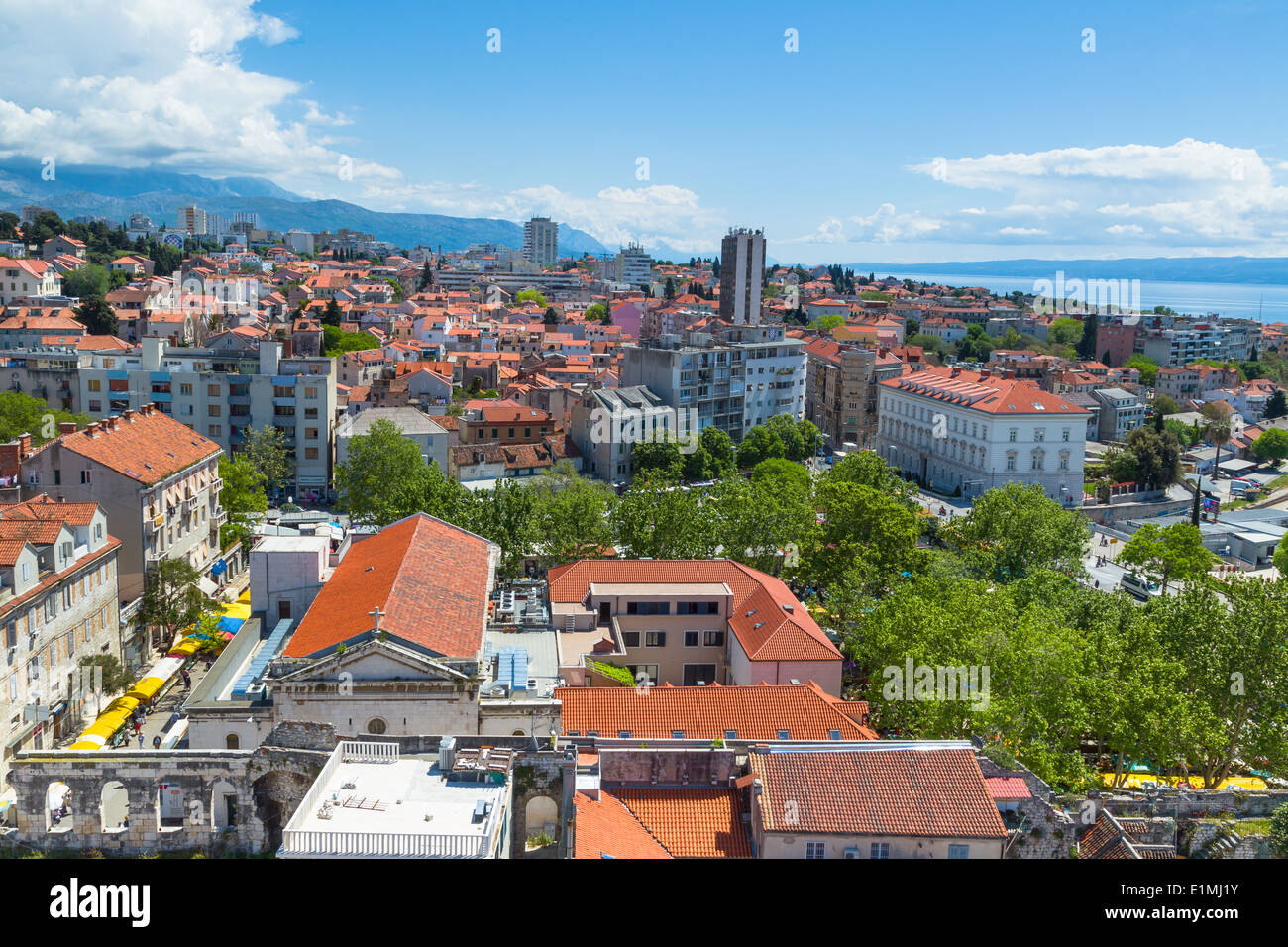 Blick auf den Osten von Split einschließlich der Markt und die Dächer der Altstadt Stockfoto