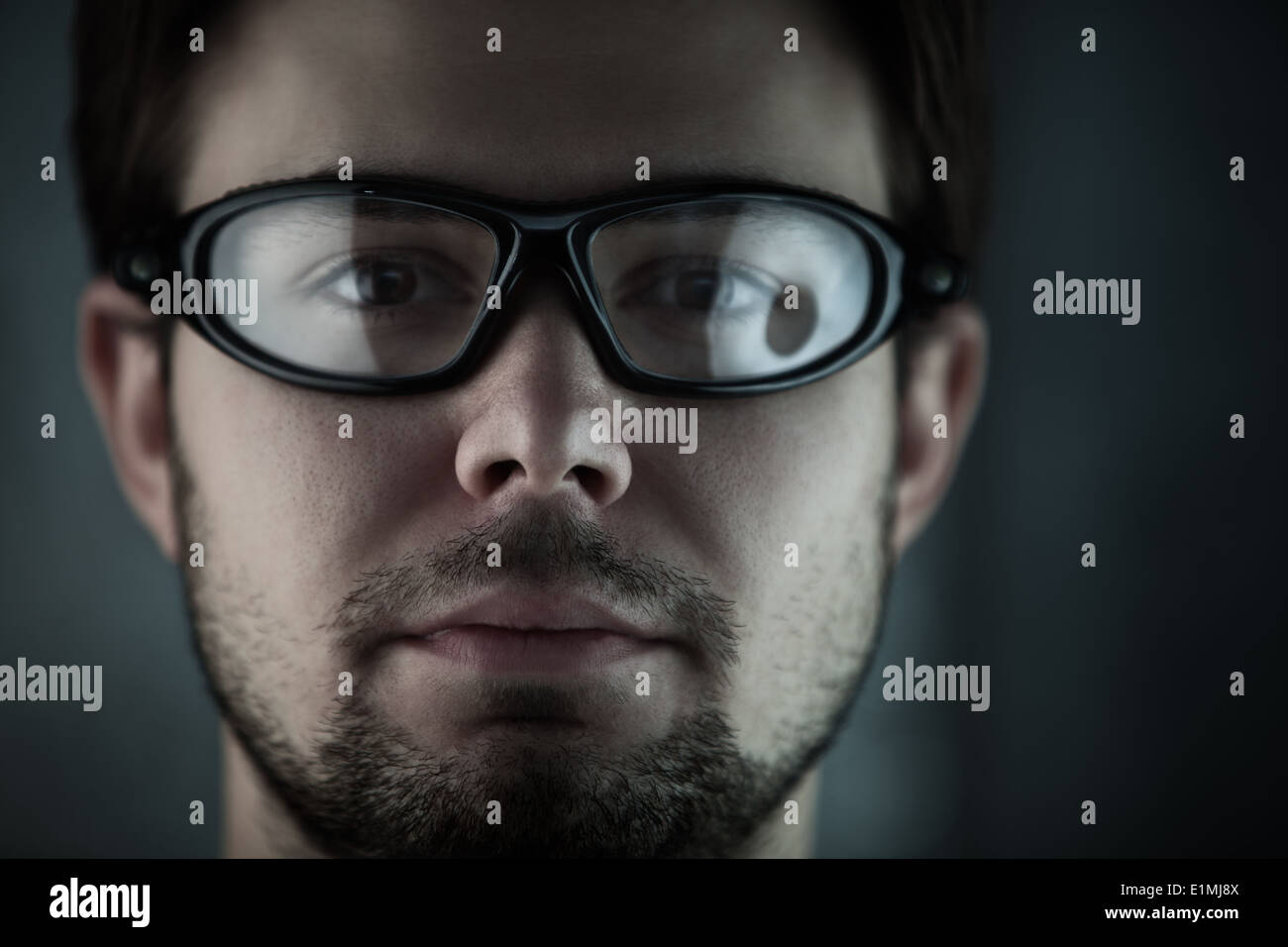 Junger Mann in Gläser Porträt. Stockfoto