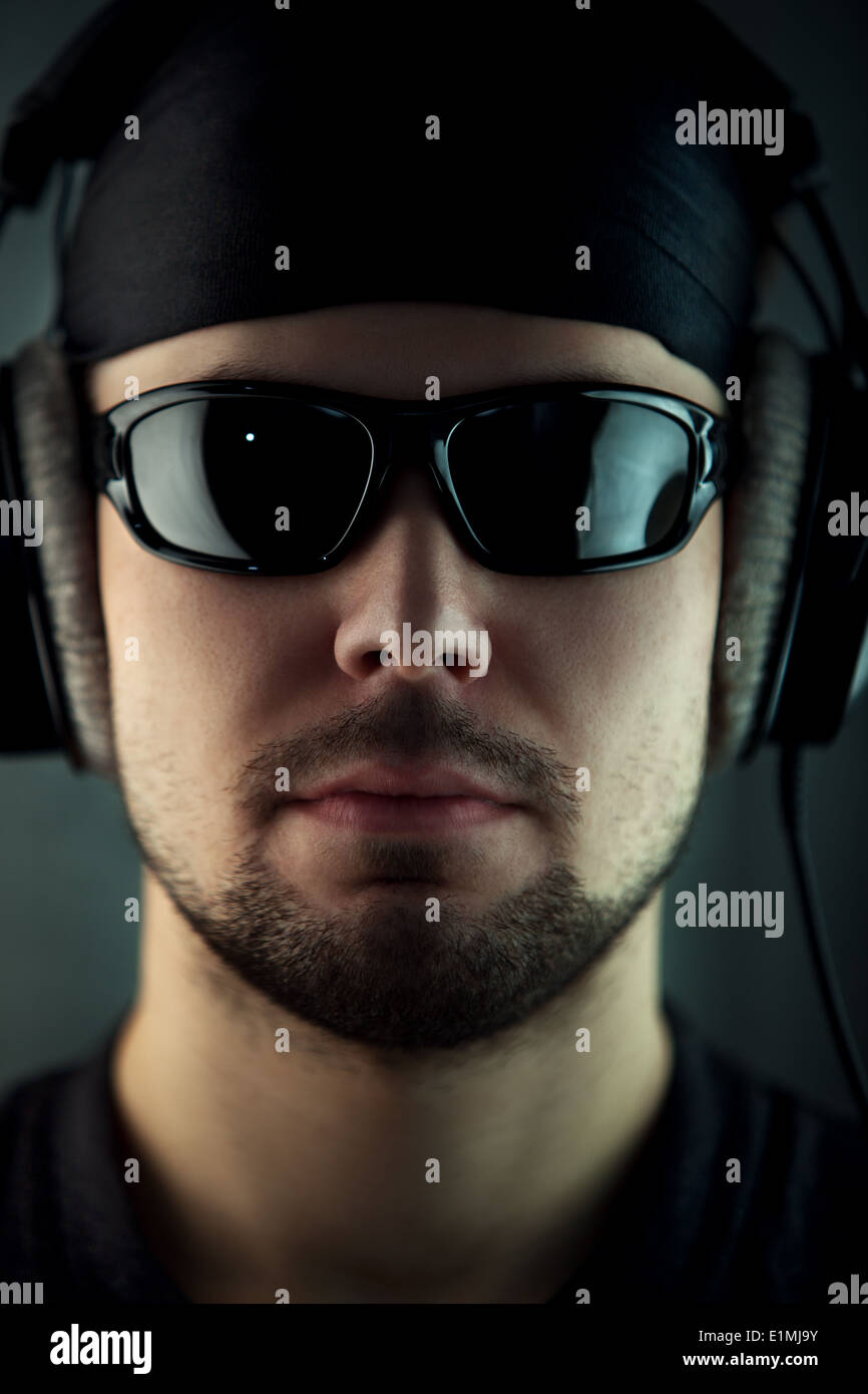 Junger Mann mit Kopfhörer und Brille Portrait. Stockfoto