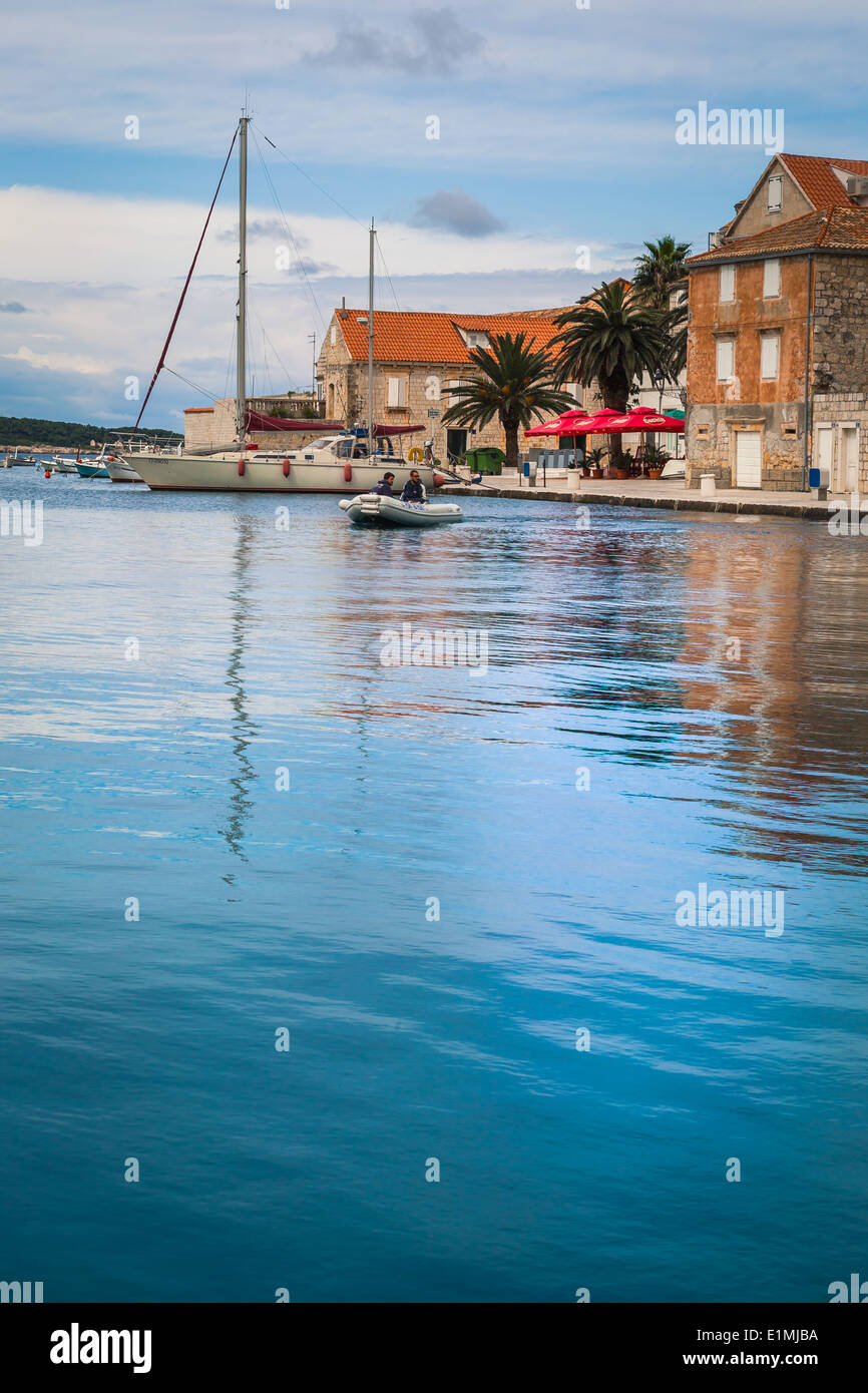 Ein malerischen Blick auf den Osten der Stadt Vis in Dalmatien Kroatien wo ein Boot liegt vor Anker, neben einem Restaurant und Café bar Stockfoto