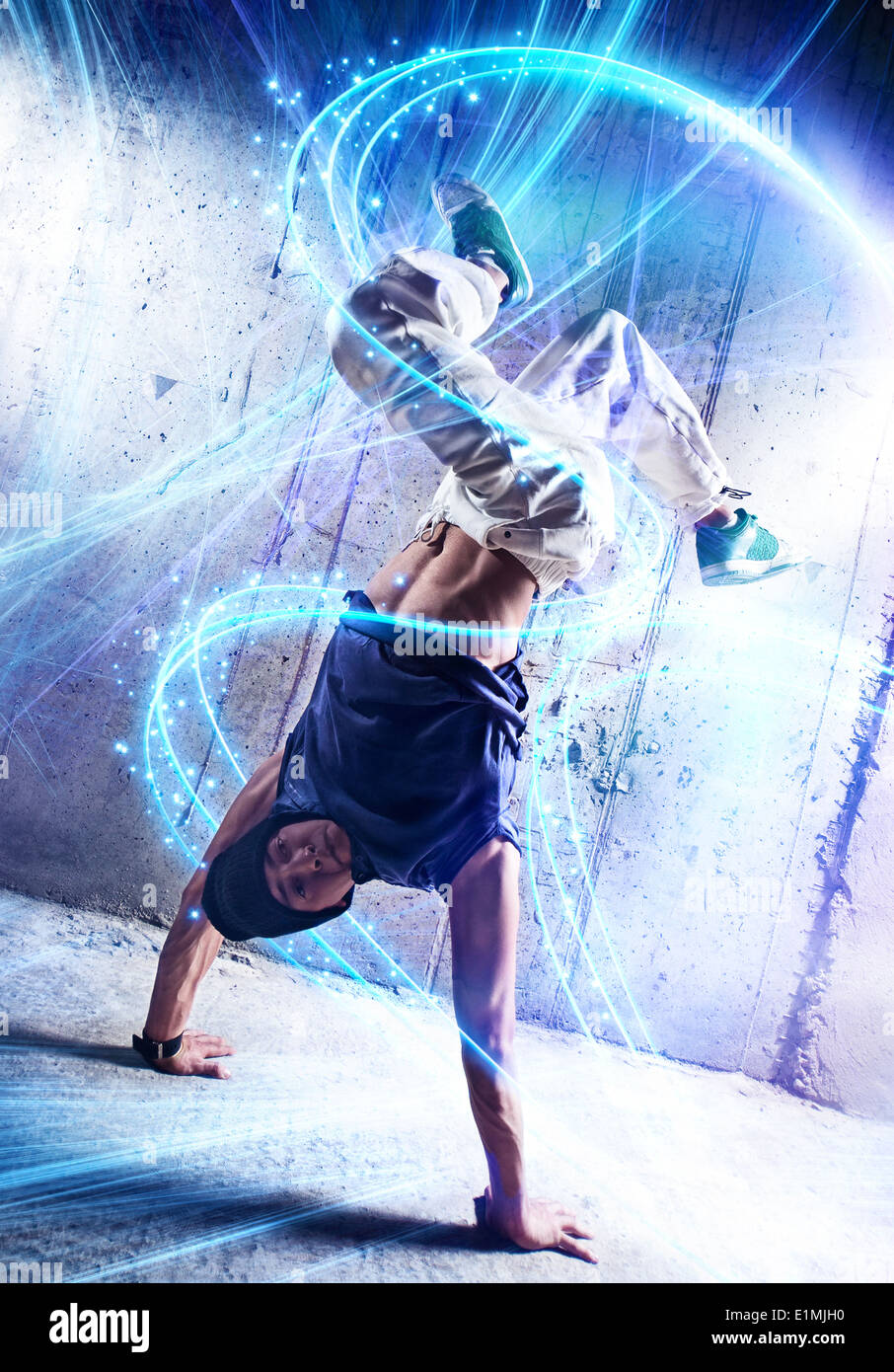 Junger Mann Breakdance auf Wand Hintergrund. Stockfoto